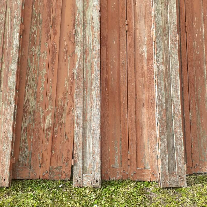 Volets anciens persiennes en parties hautes panneaux pliants bois massif
