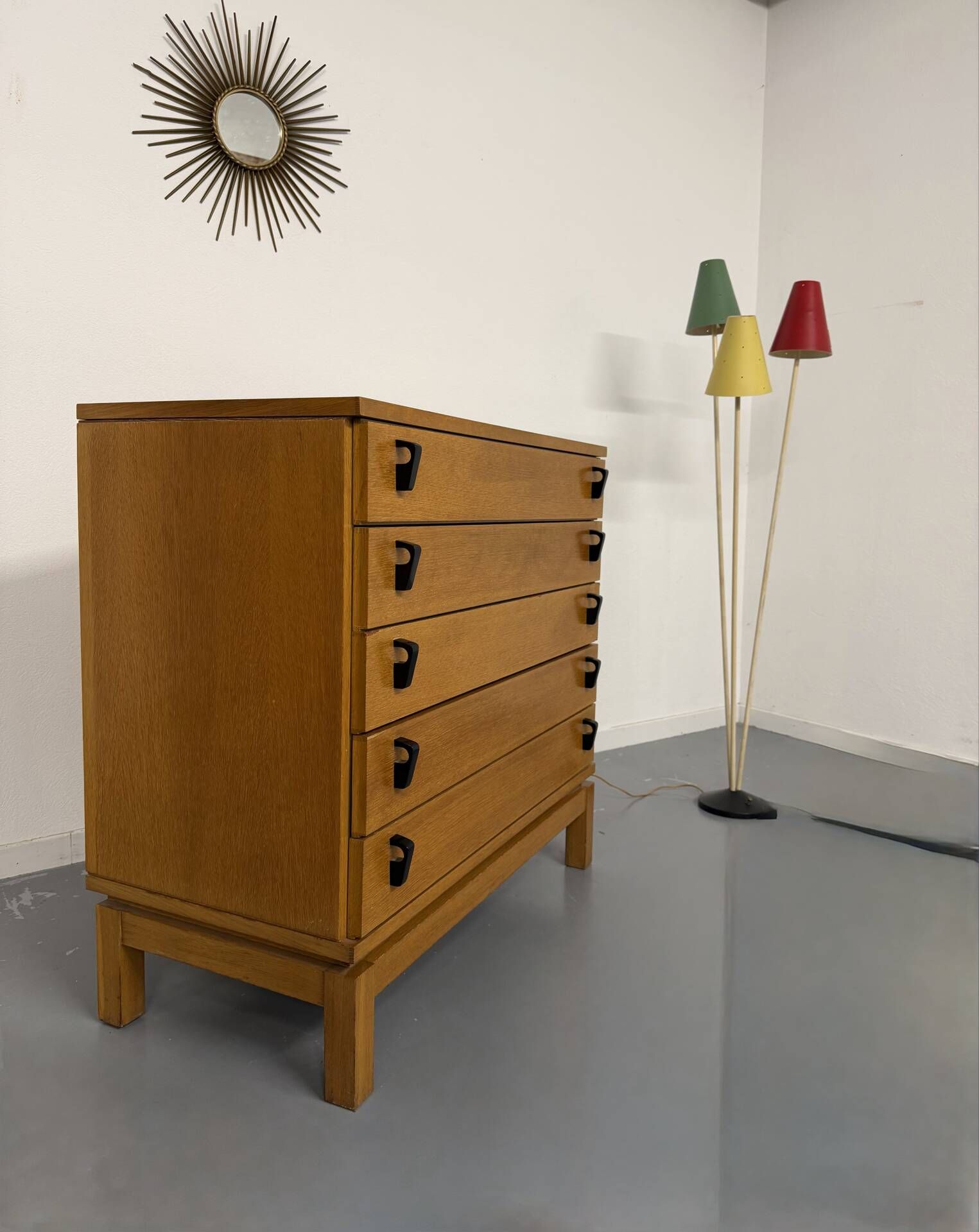 Vintage chest of drawers with 5 drawers in light wood, French design from the 60s/70s.