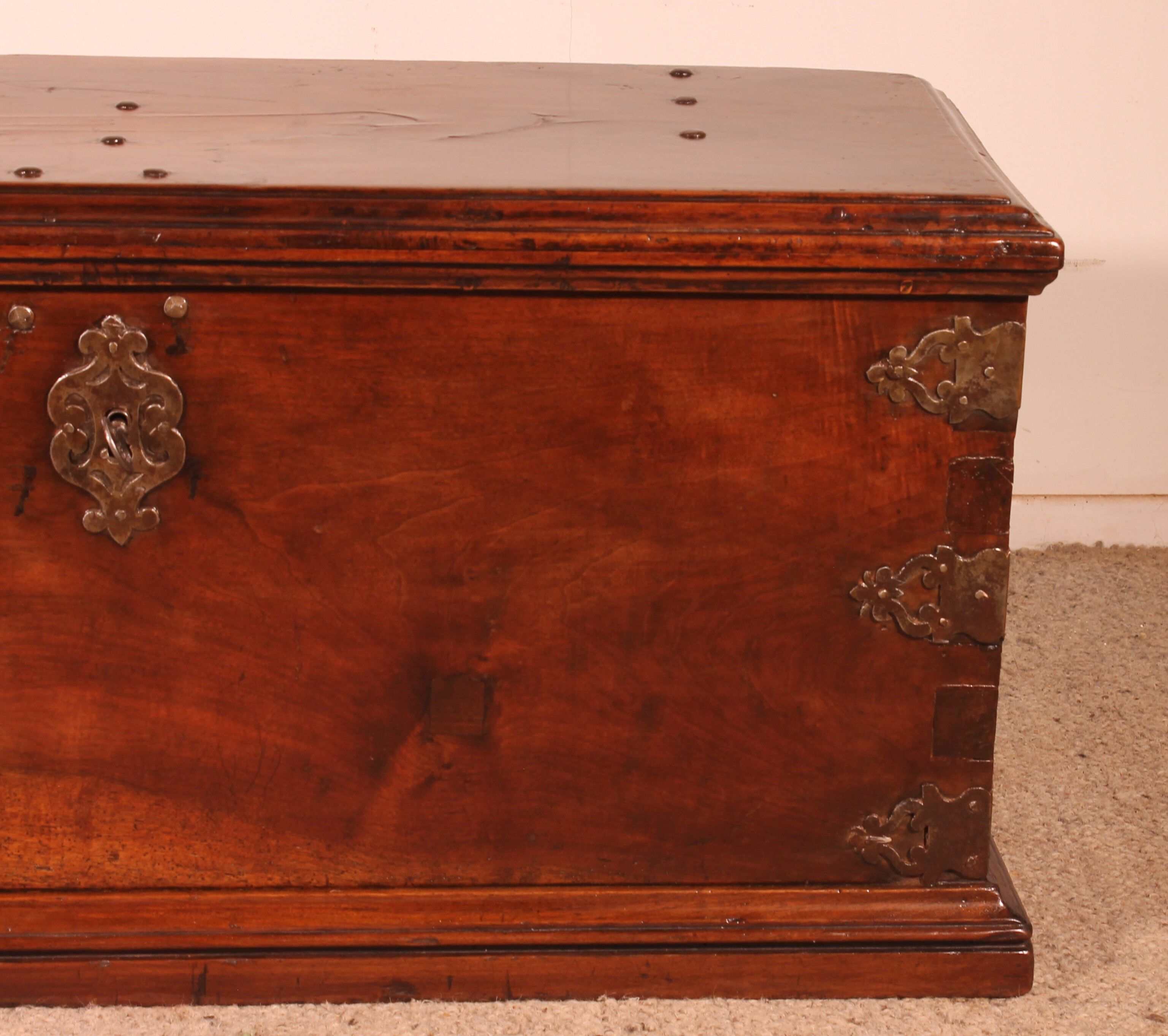 Spanish Renaissance chest in walnut - 16th century