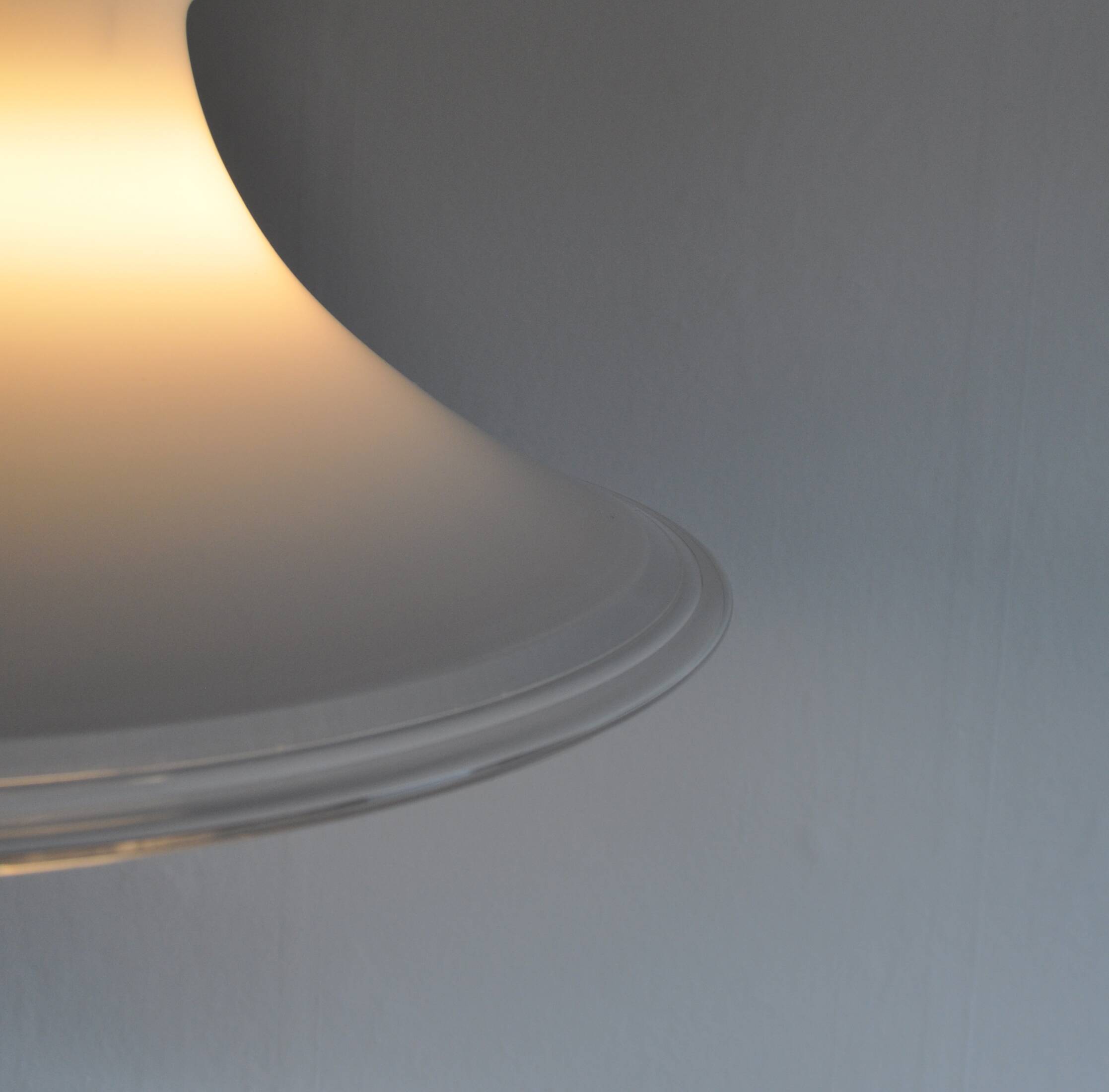 Suspension en verre opalin soufflé à la bouche blanche pour Holmegaard, Danemark, 1980s