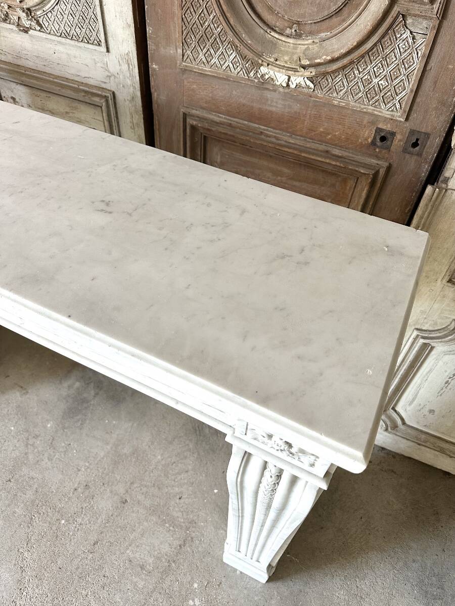 Louis XVI fireplace in white marble, 19th century.