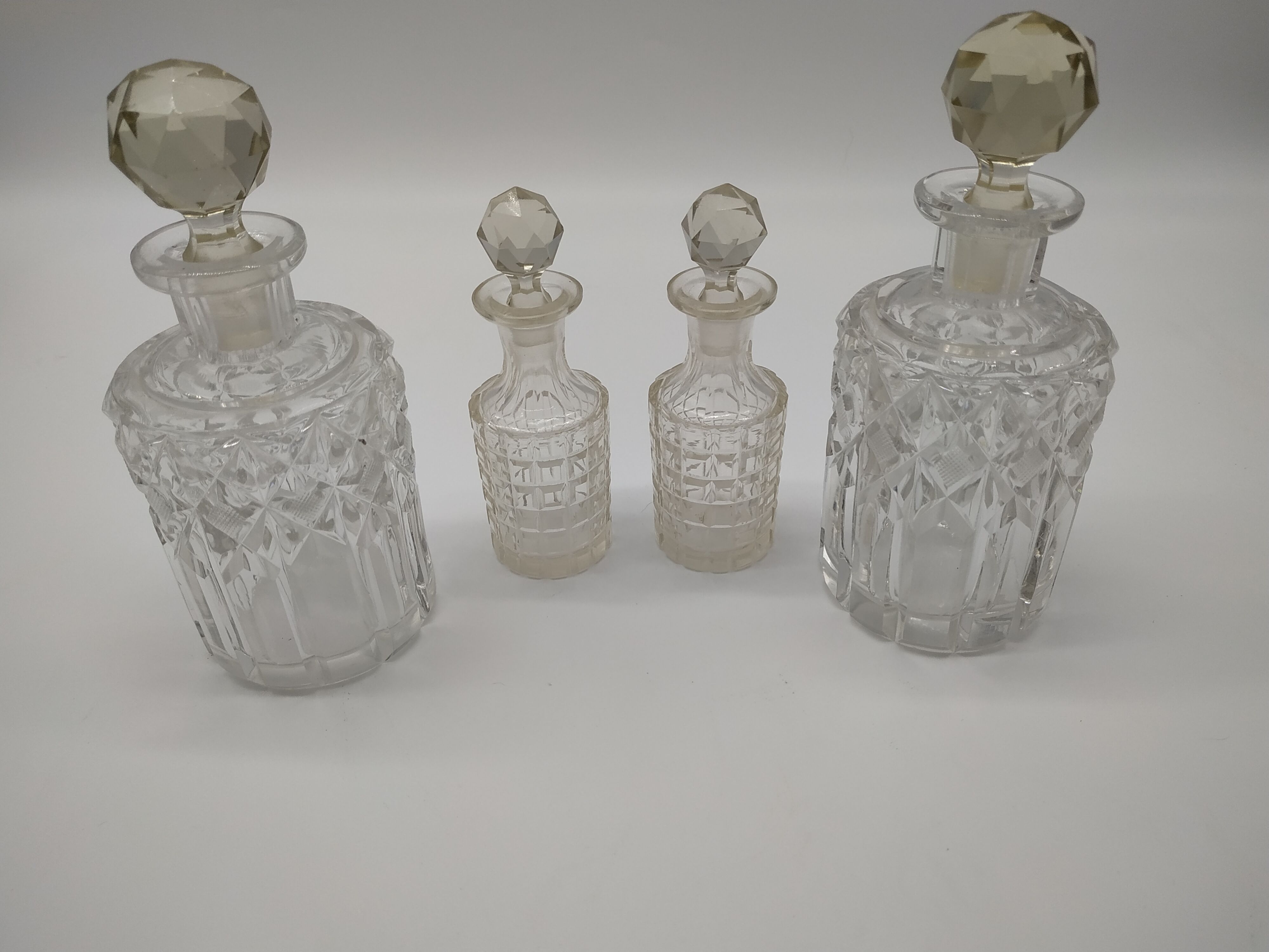 Série de 4 flacons en cristal de baccarat