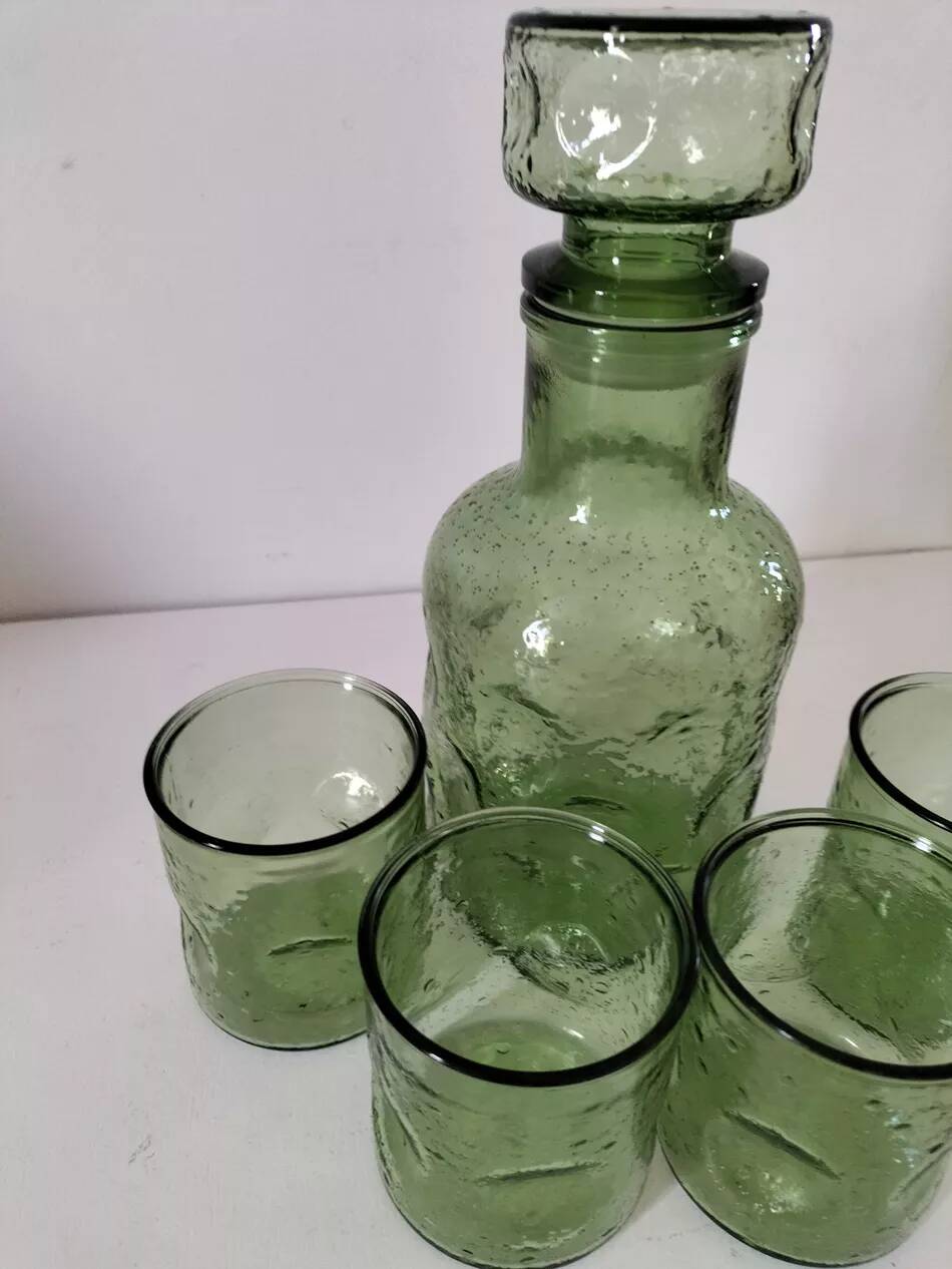 Carafe et gobelets assortis en verre moulé