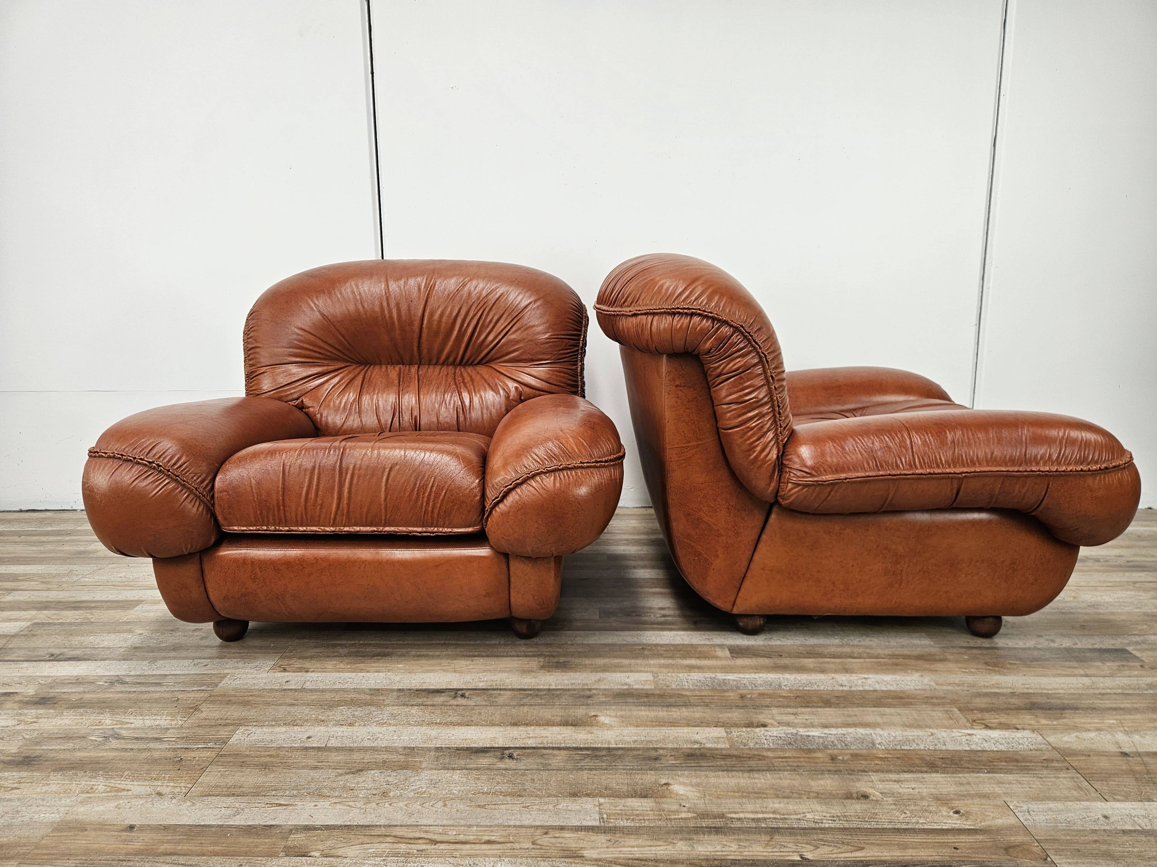 2 fauteuils en cuir cognac, années 1970