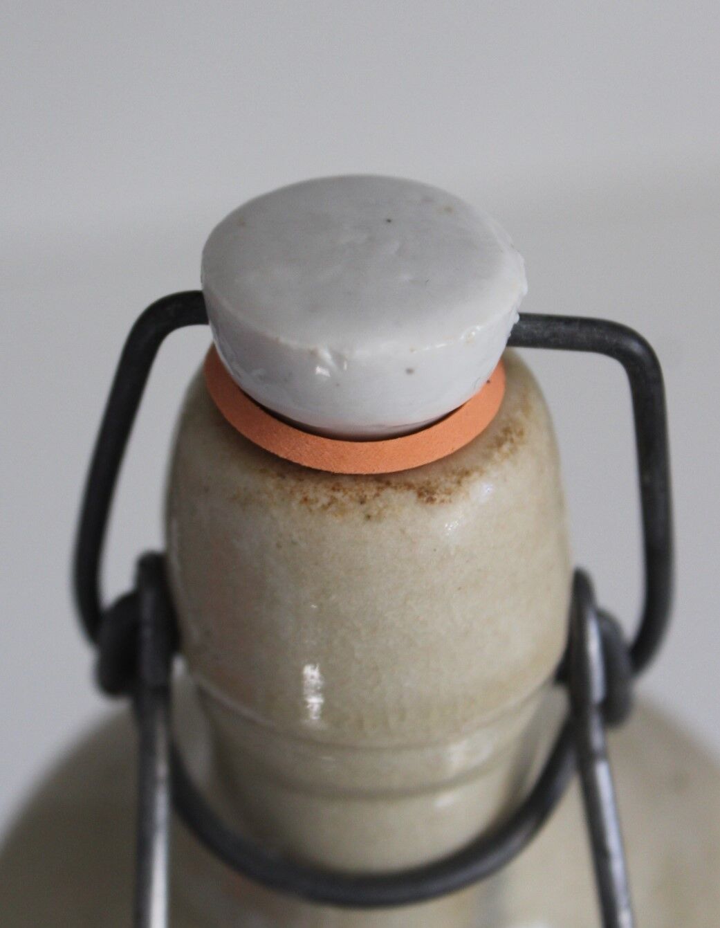 Bouteille en grès vernissé  à bouchon hermétique