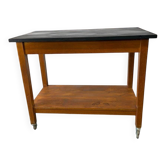 Table haute vintage en bois sur roulettes