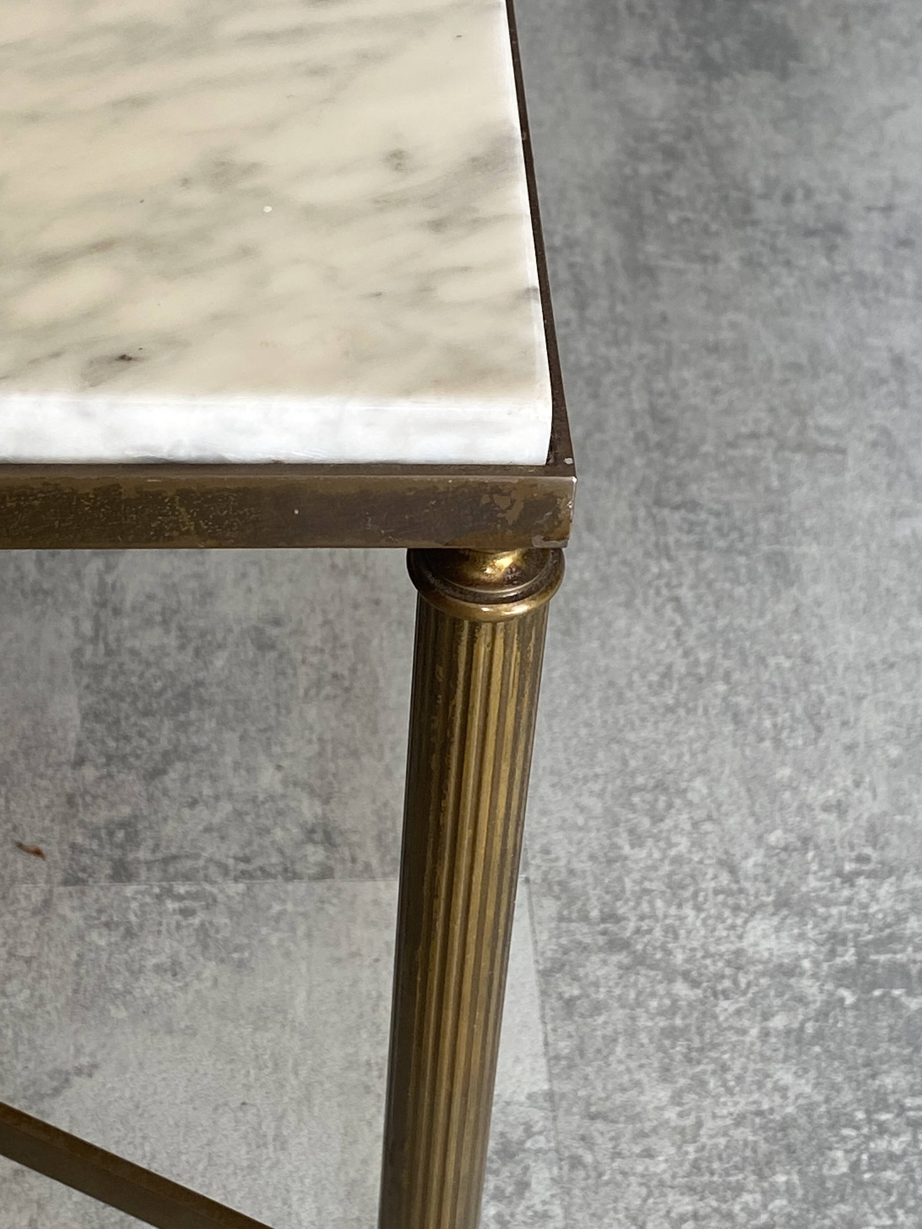 Table basse marbre blanc gris structure en métal laiton doré vintage 60s