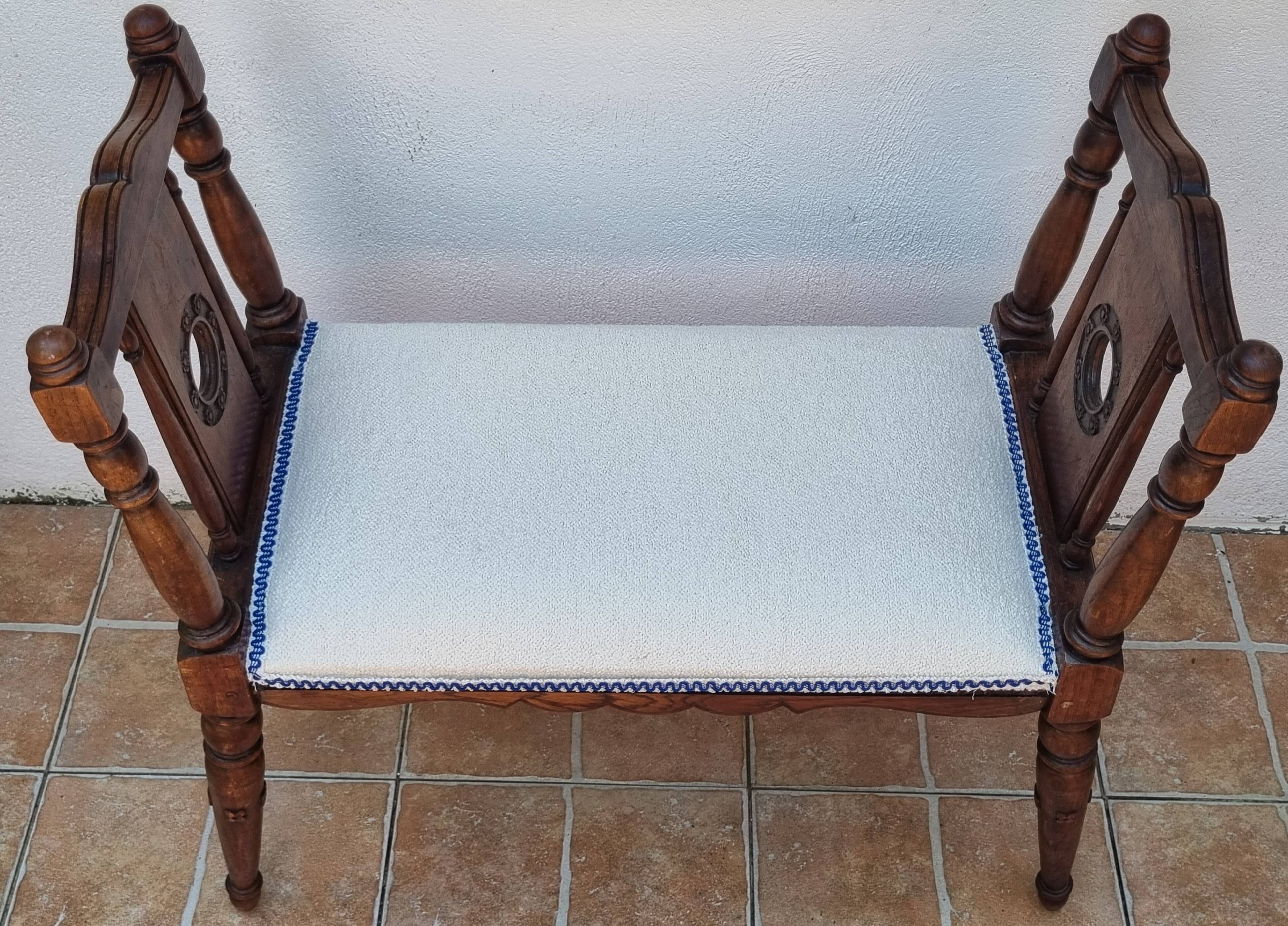 Window bench in carved walnut, late 19th century, renovated seat, 70 cm