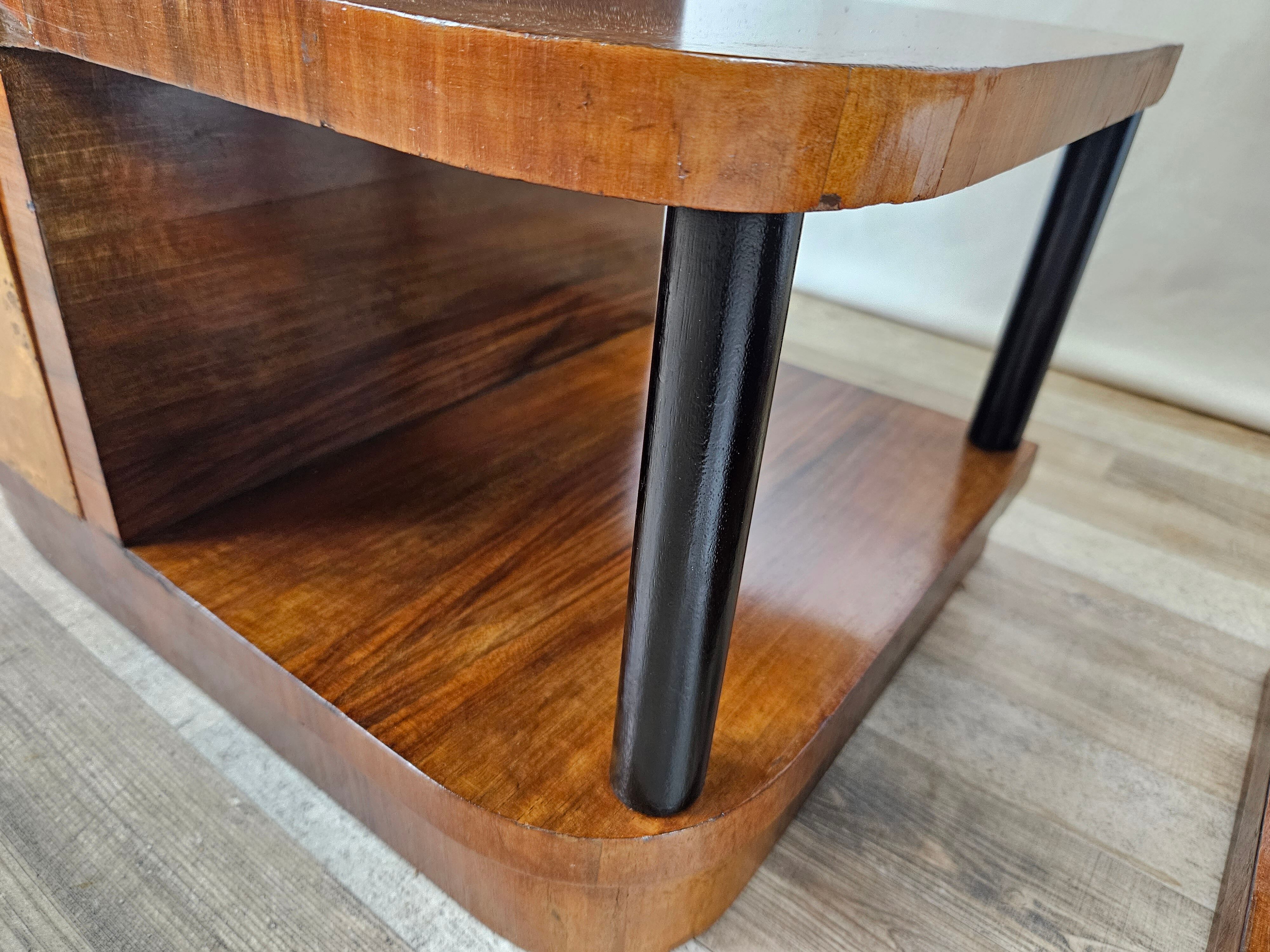 Pair of Art Decò bedside tables in walnut and thuja
