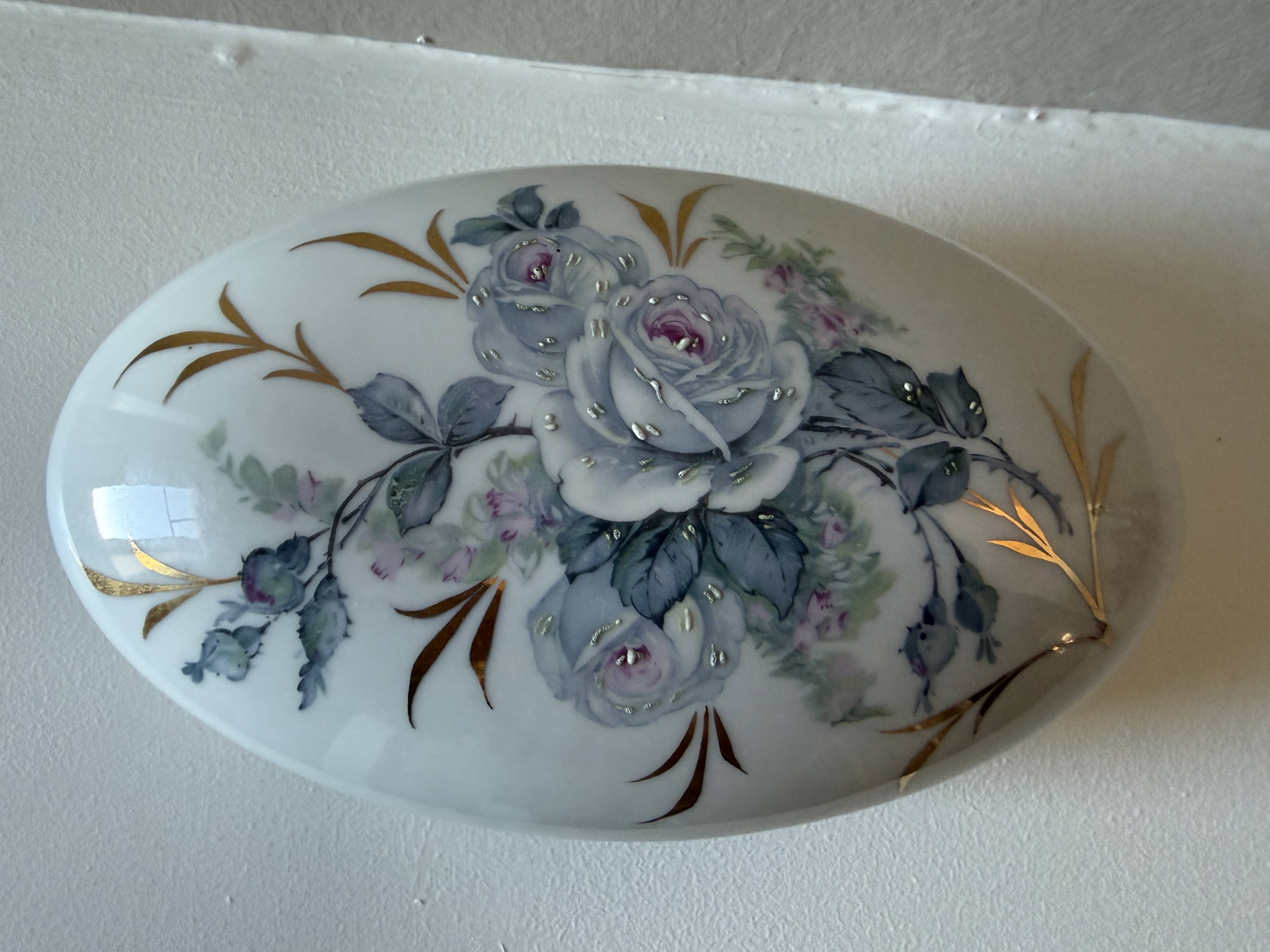 Oval bonbonnière in Limoges porcelain - rose decoration