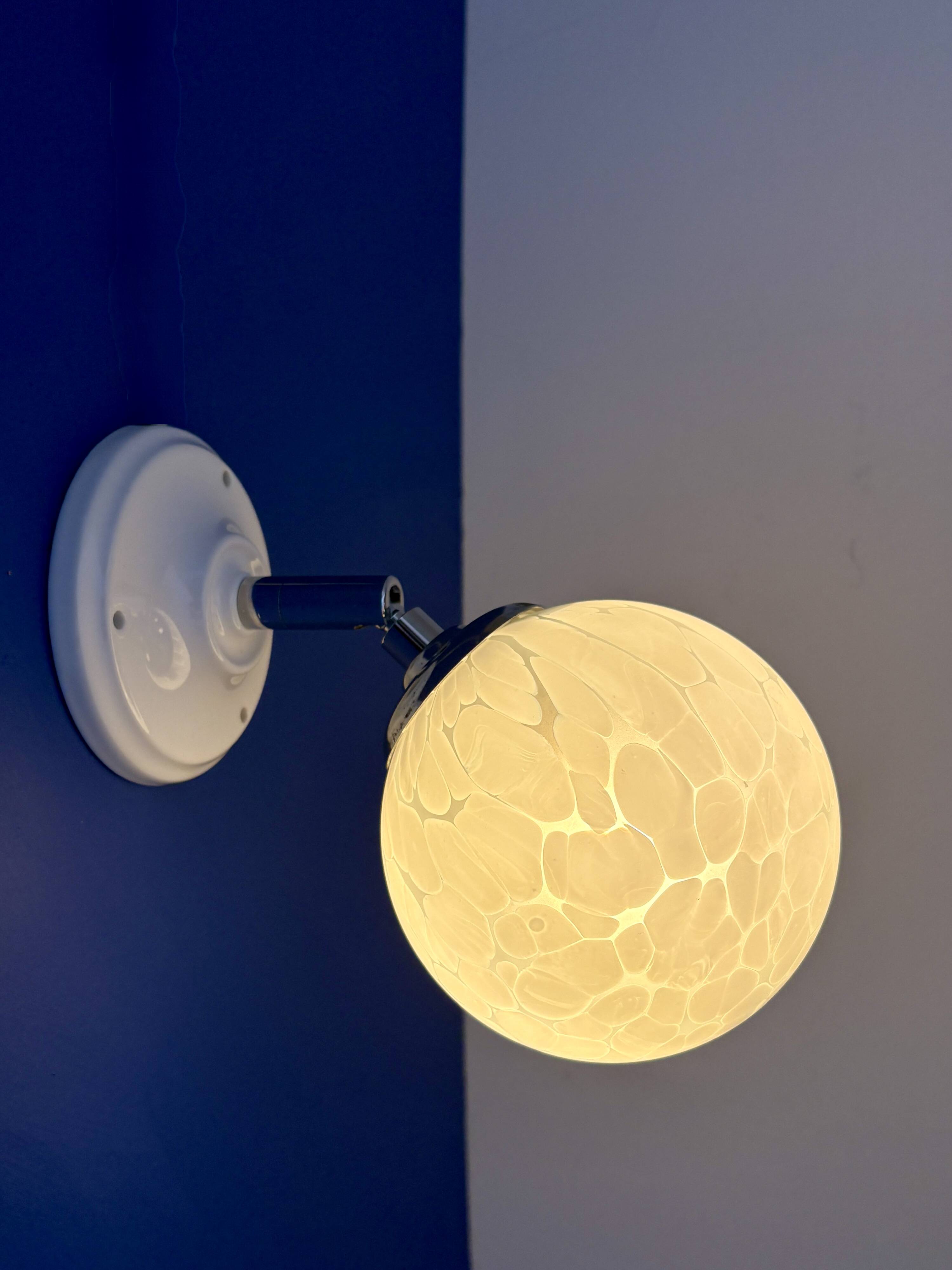 Applique globe vintage en verre de Clichy blanc