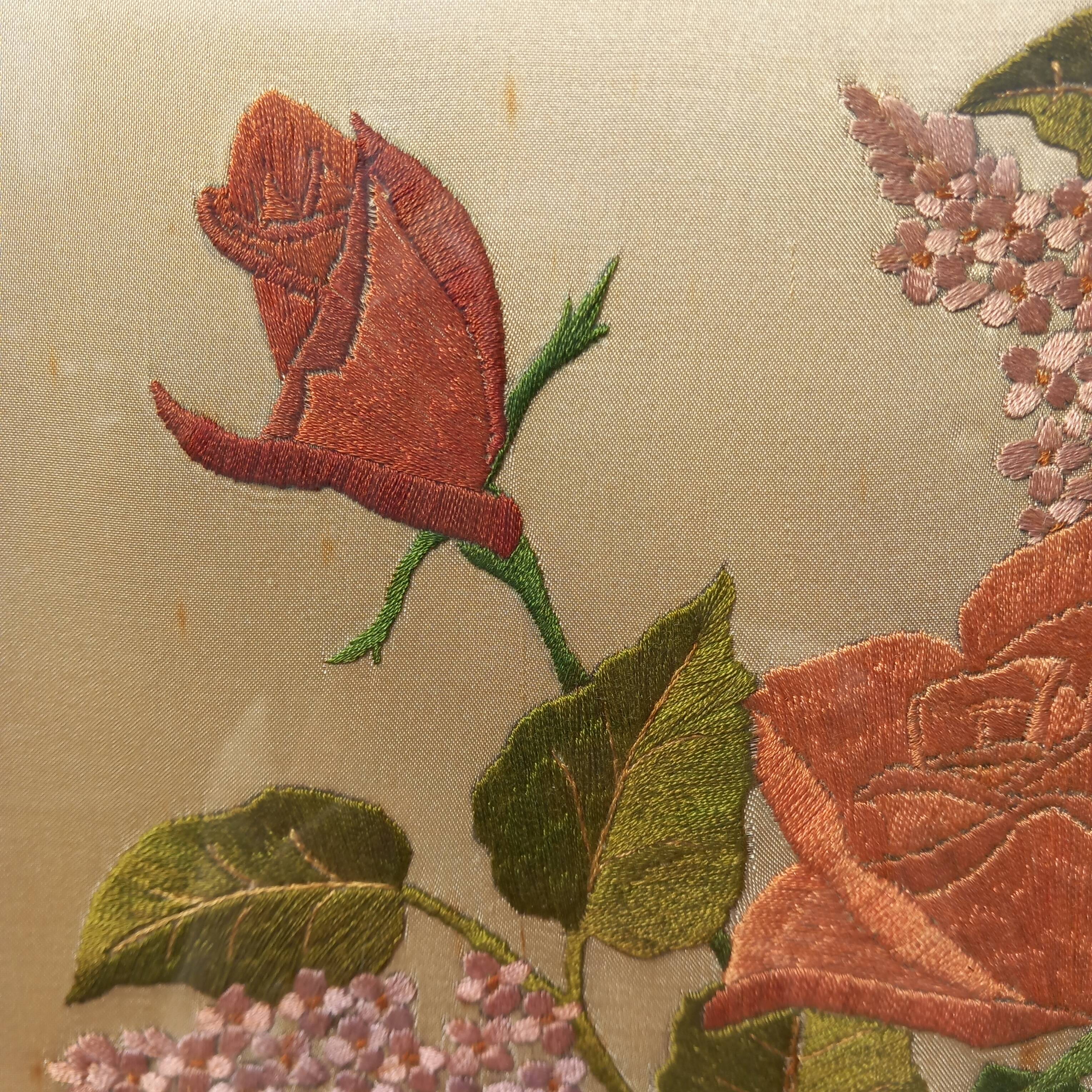 Composition florale roses et lilas. Peinture à  l'aiguille en soie