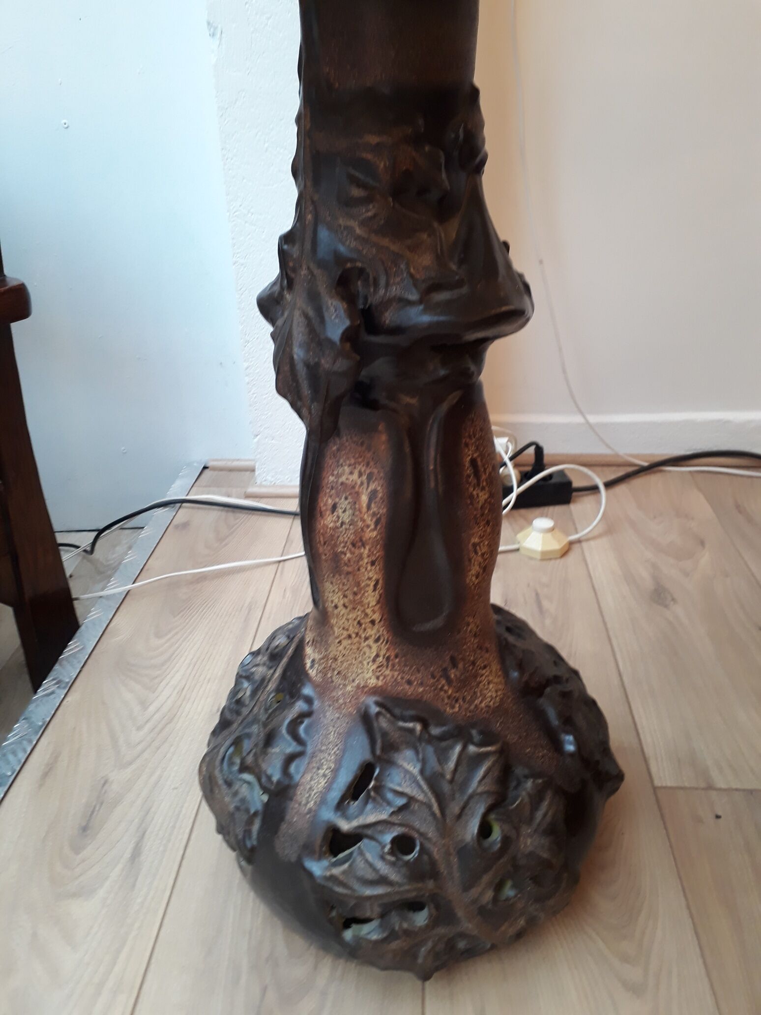 Ceramic lamp decorated with foliage