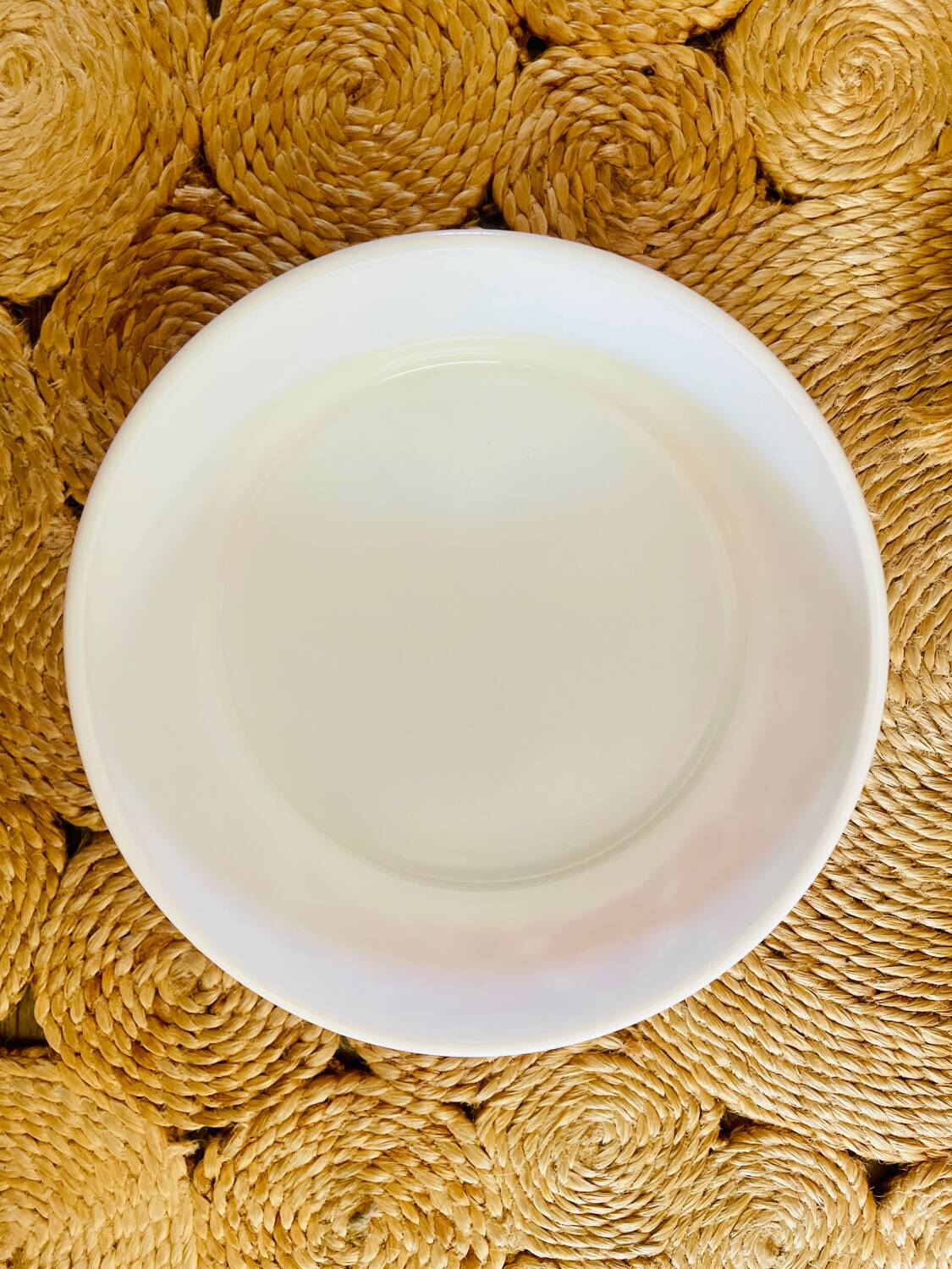 Grand Plat Rond Lotus Arcopal – Blanc, Opale, Design Vintage