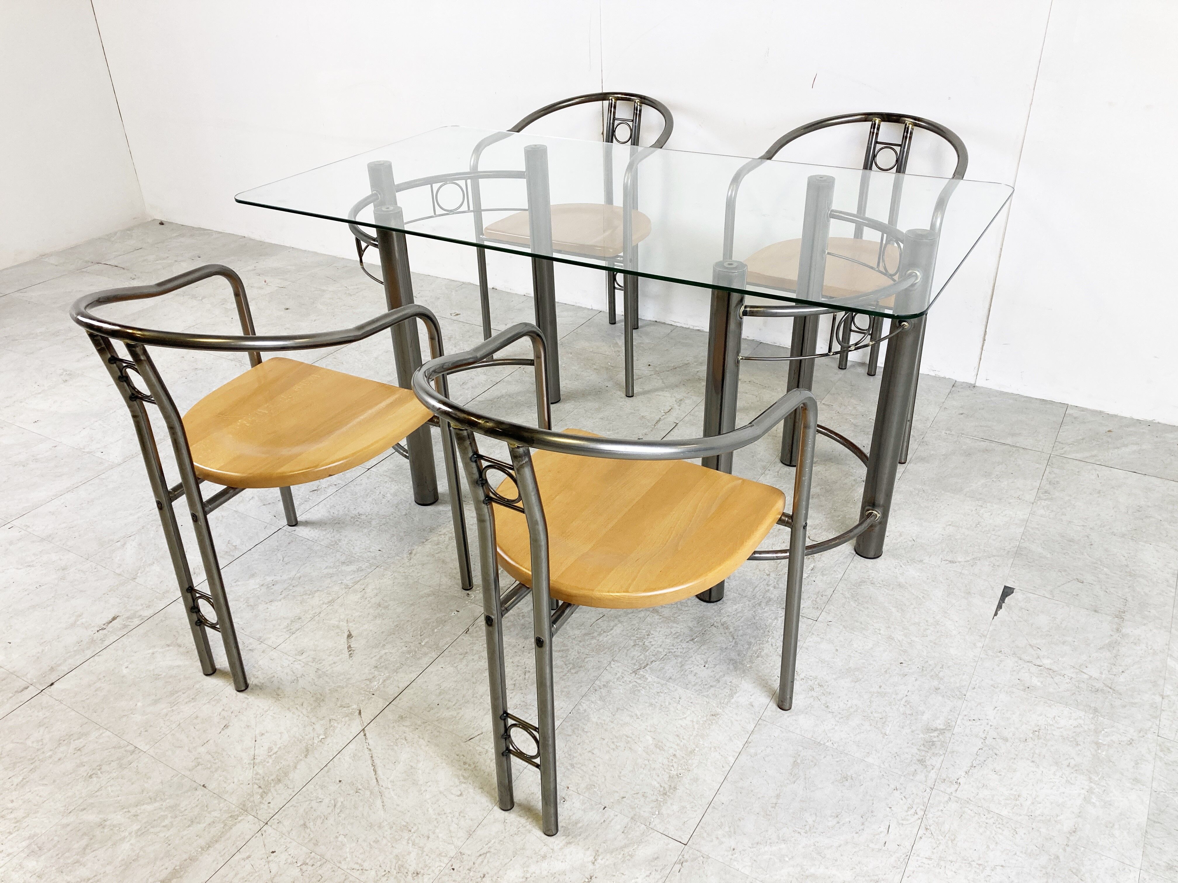 Chaises et table de salle à manger postmodernes, années 1980