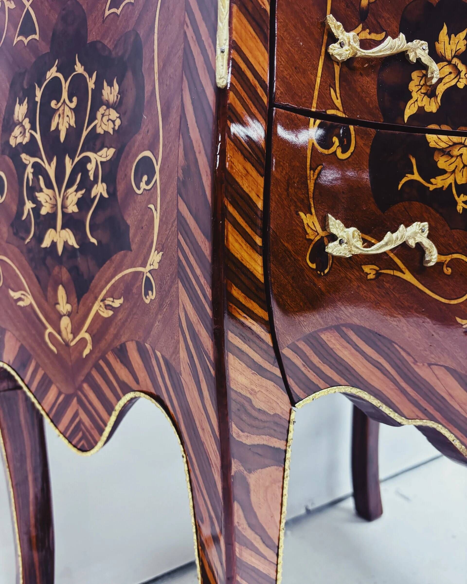 Marquetry chest of drawers with inlay in Louis XV style