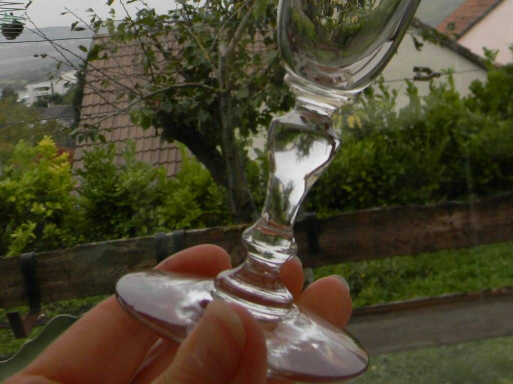 Set of 6 antique crystal champagne flutes. Engraved frieze.