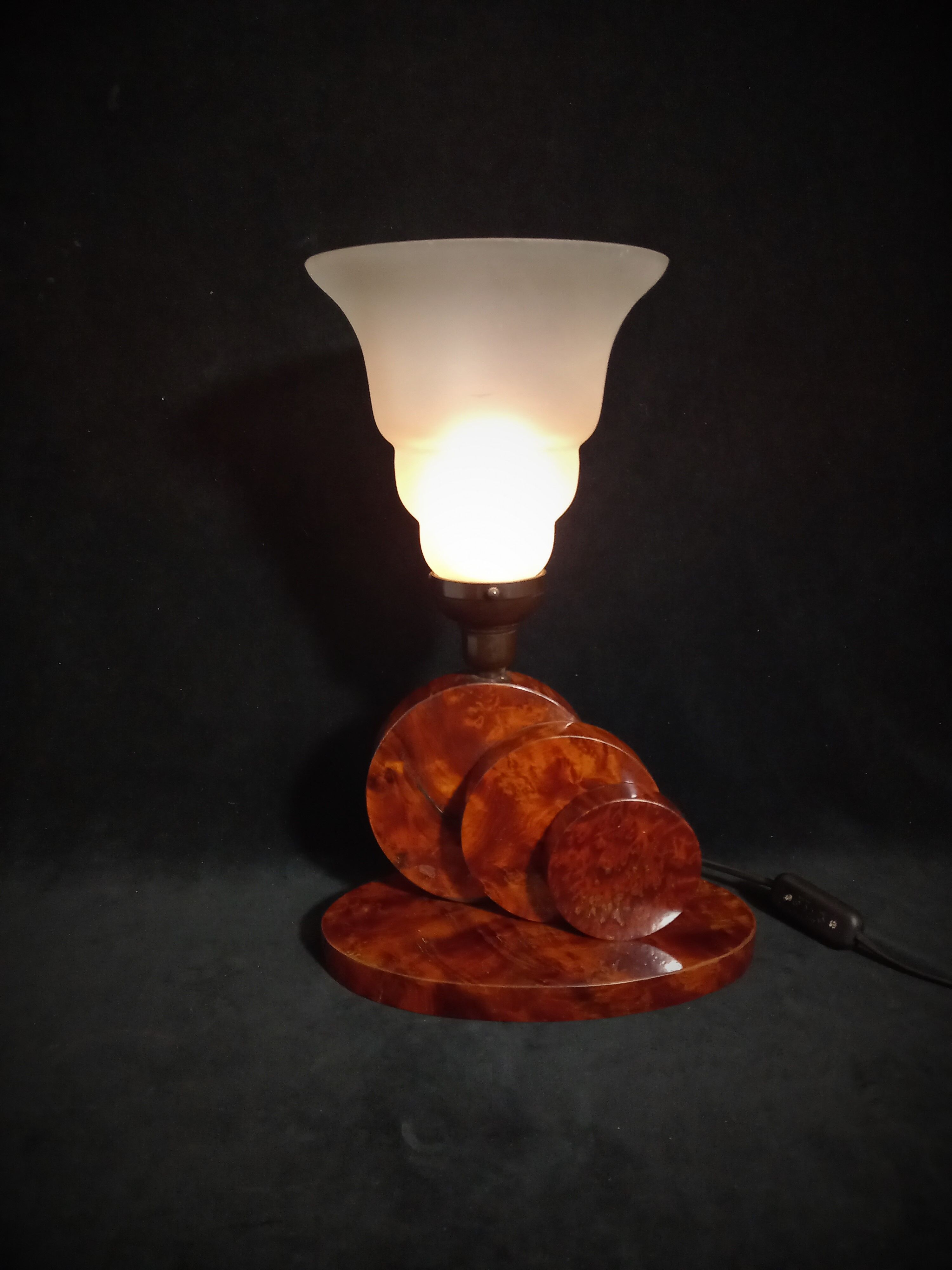 Lampe sculptural art déco en loupe d’acajou