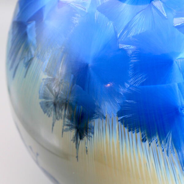 Vase japonais en porcelaine à glaçure crystalline bleue