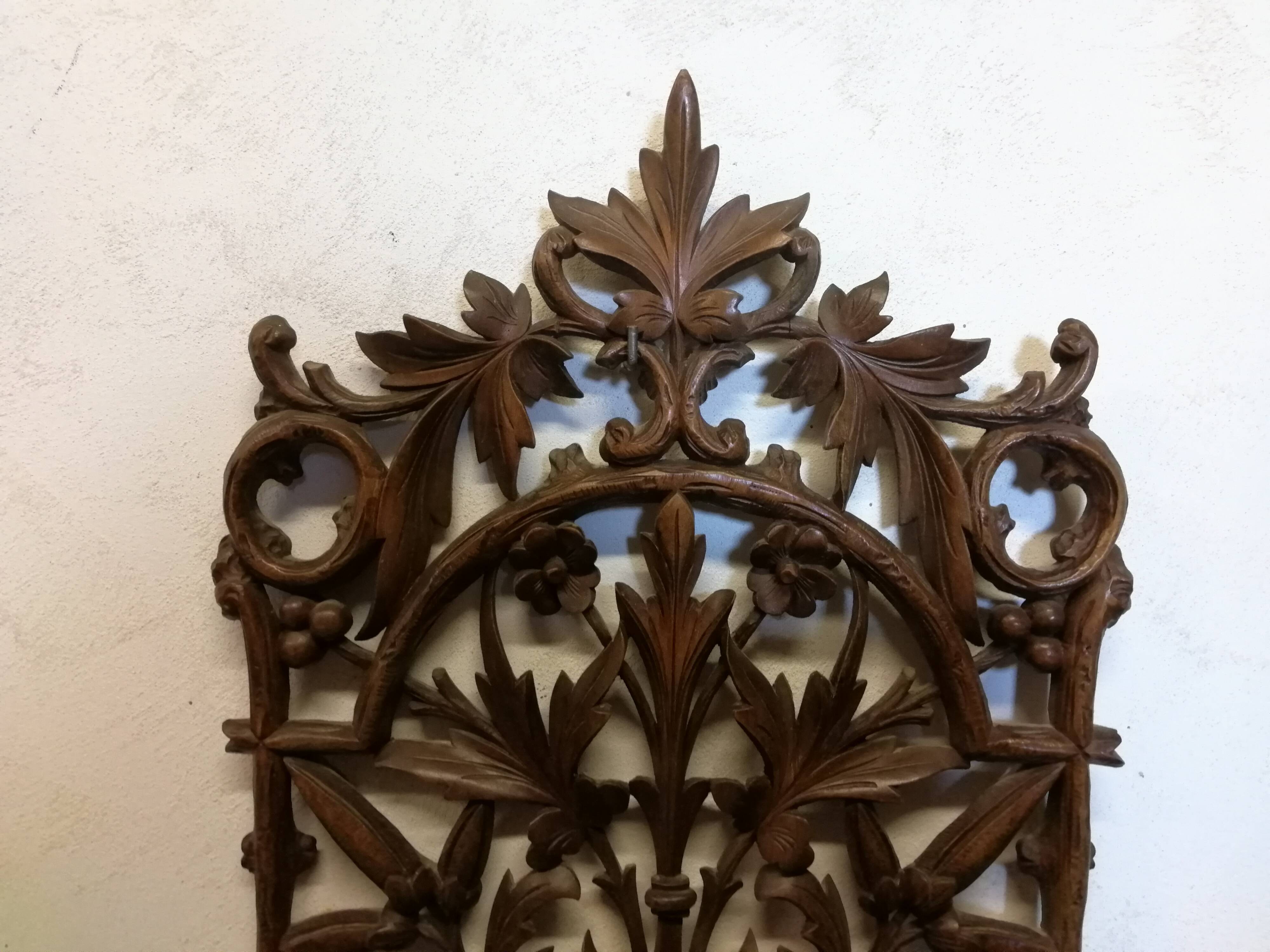 Étagère murale en bois sculpté