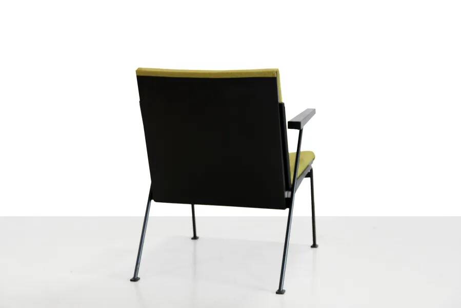 Rietveld Oase chair by Ahrend de Cirkel
