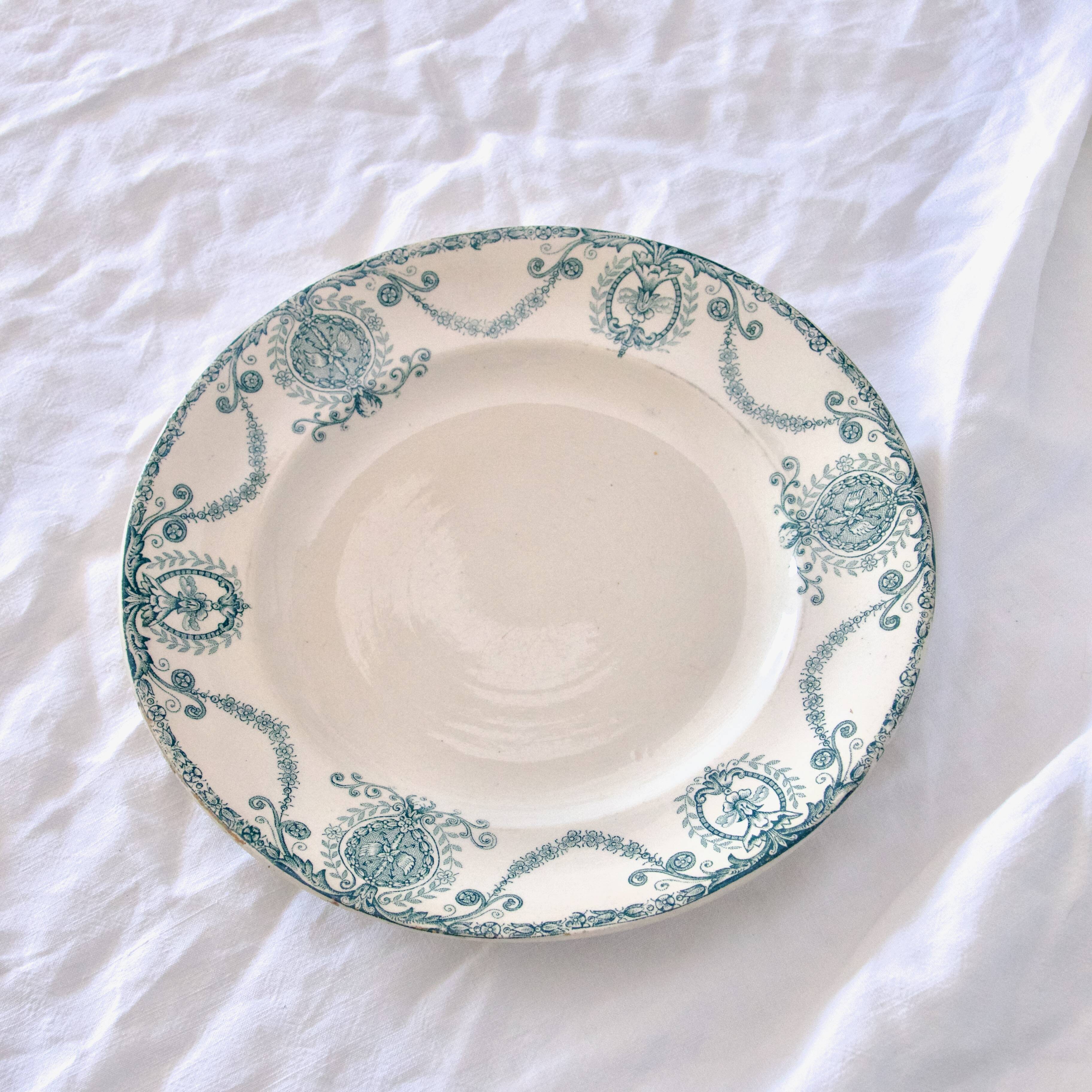 Assiettes plates XIXe Longwy terre de fer "Pierrefonds"
