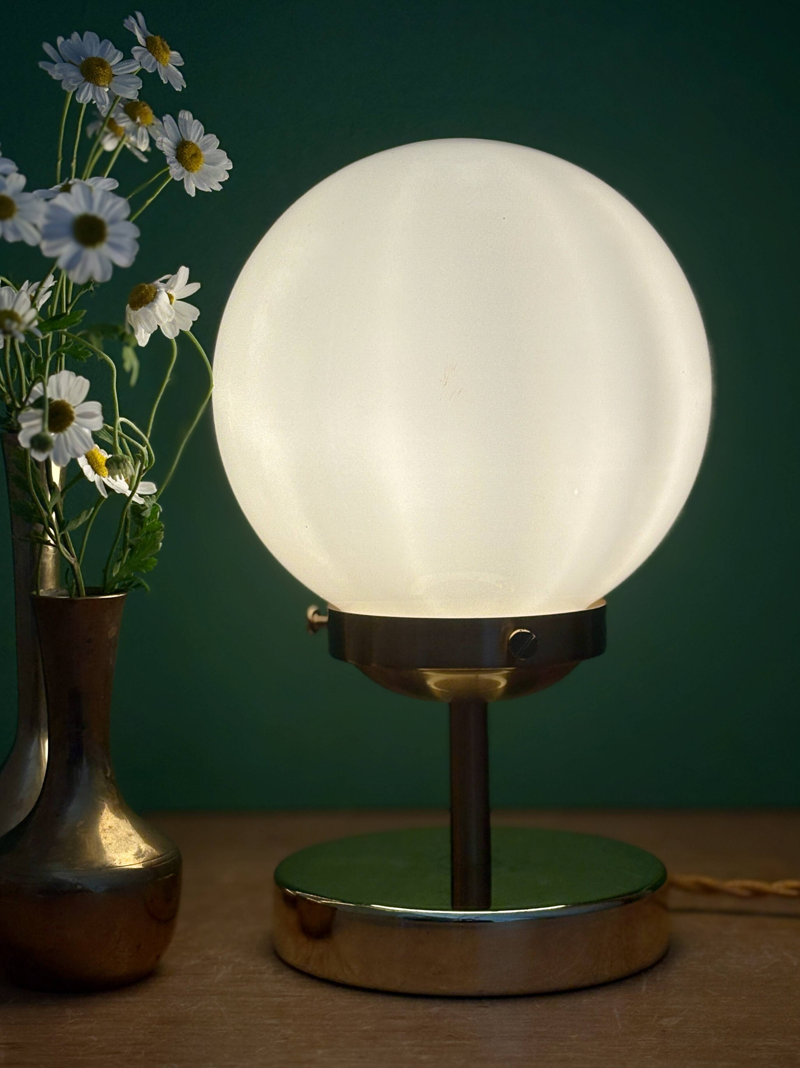 Vintage globe table lamp in white opaline.