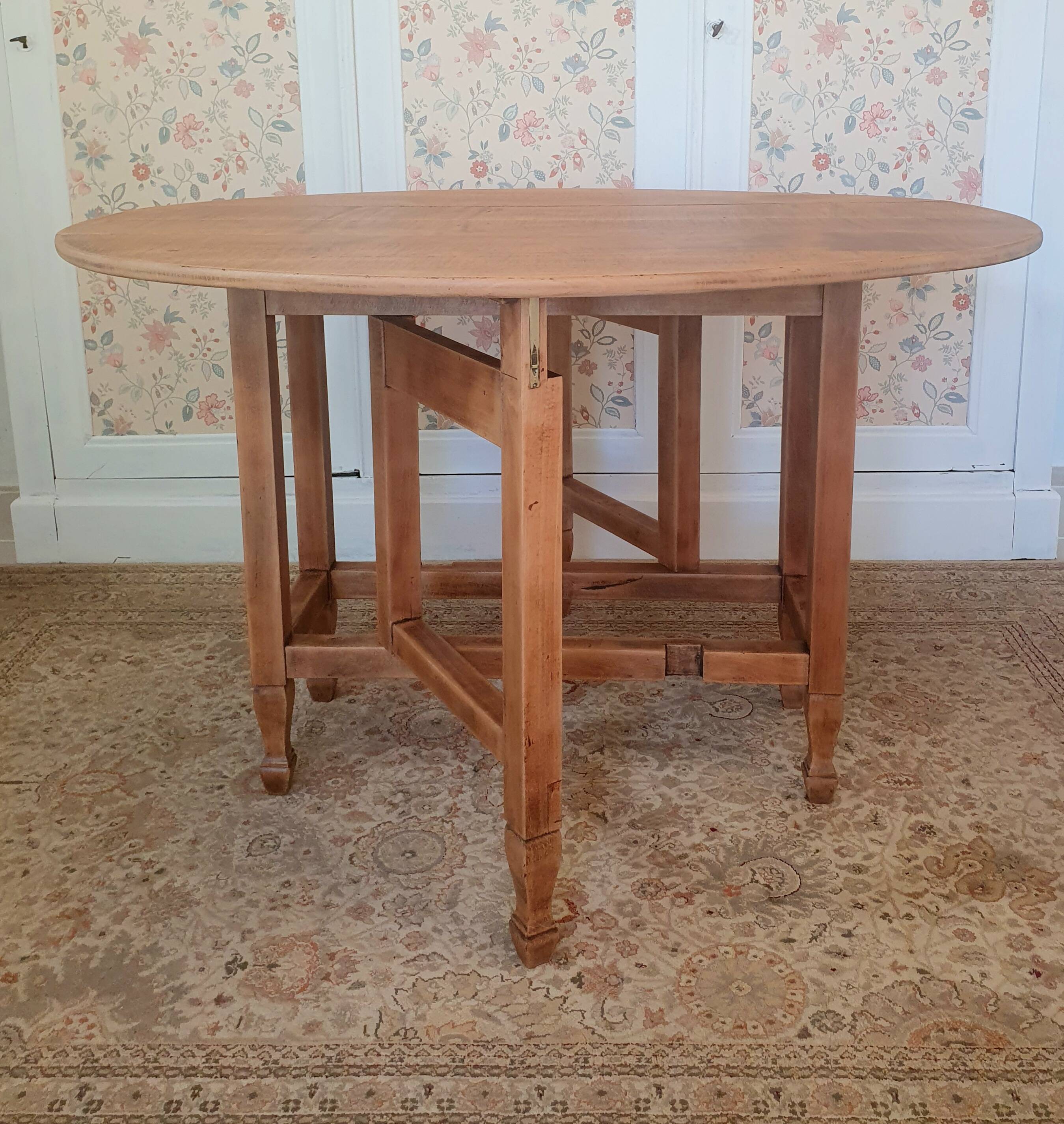 Drop-leaf gateleg table