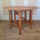 Drop-leaf gateleg table