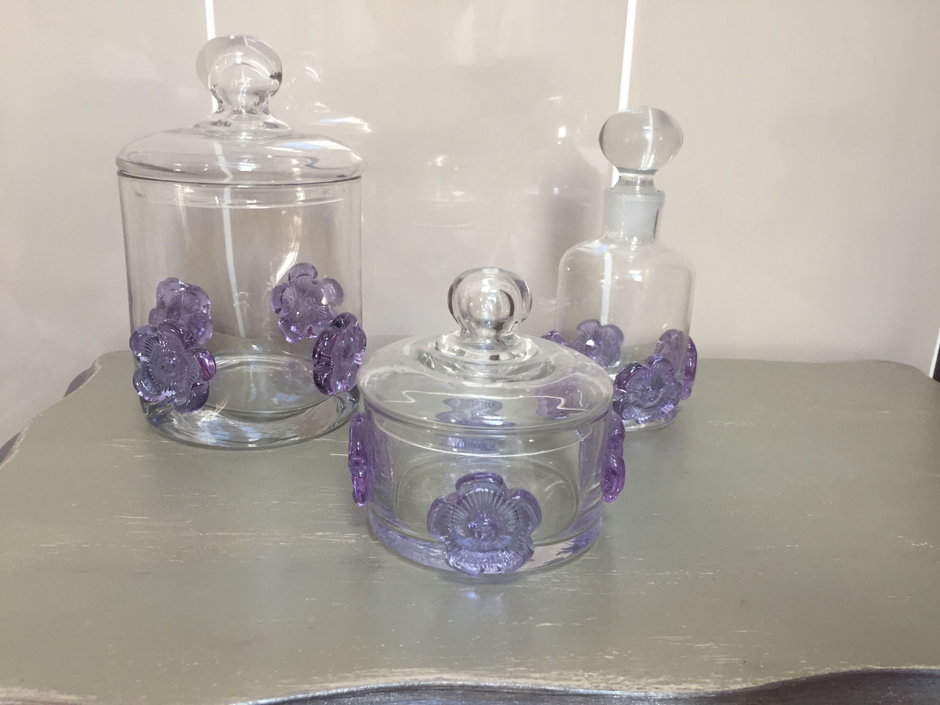 Three-piece glass-paste bathroom set