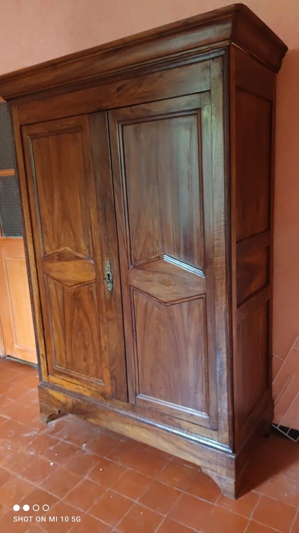 Petite armoire en noyer massif époque Consulat vers 1830