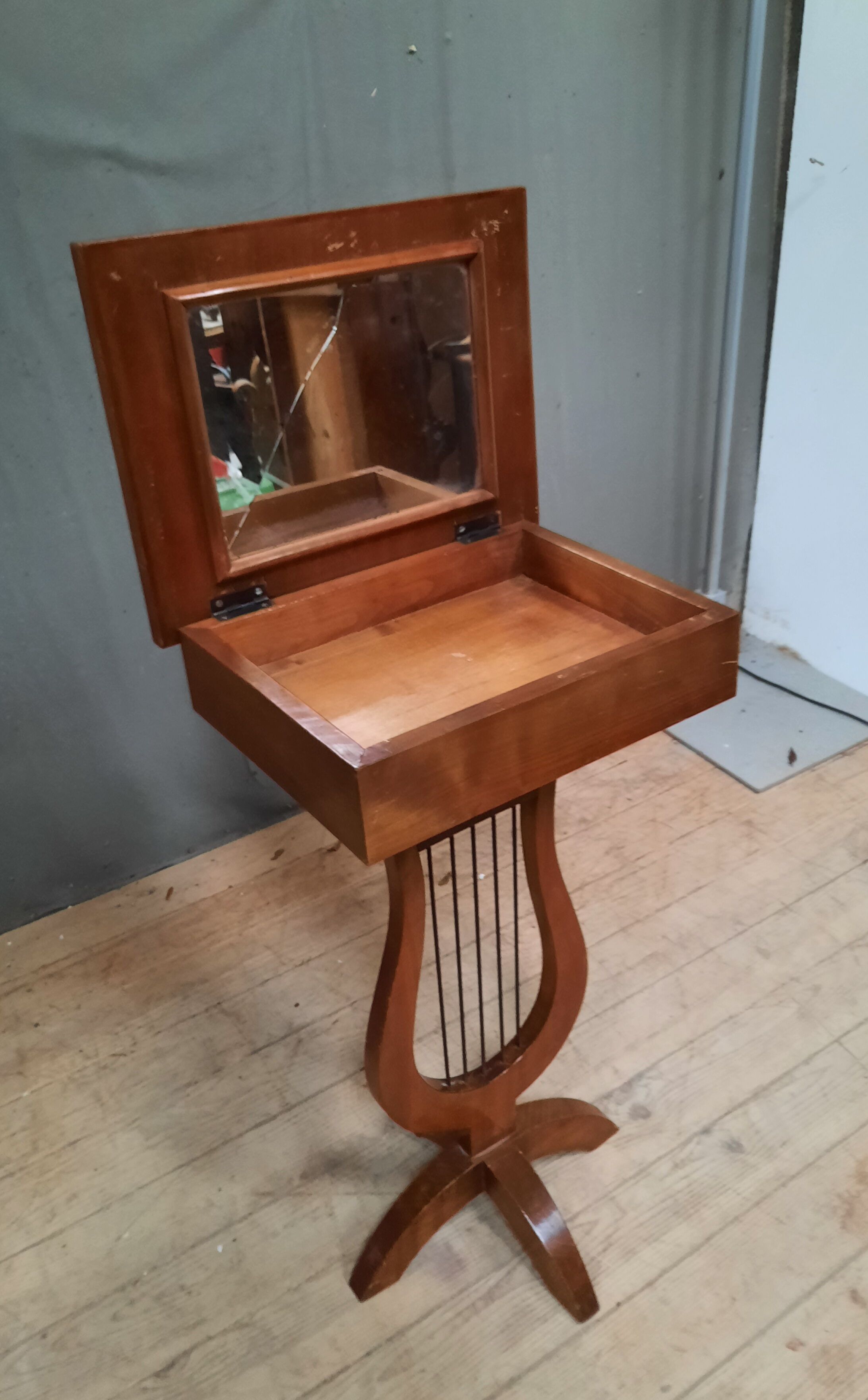 Workers' table poetement lyre