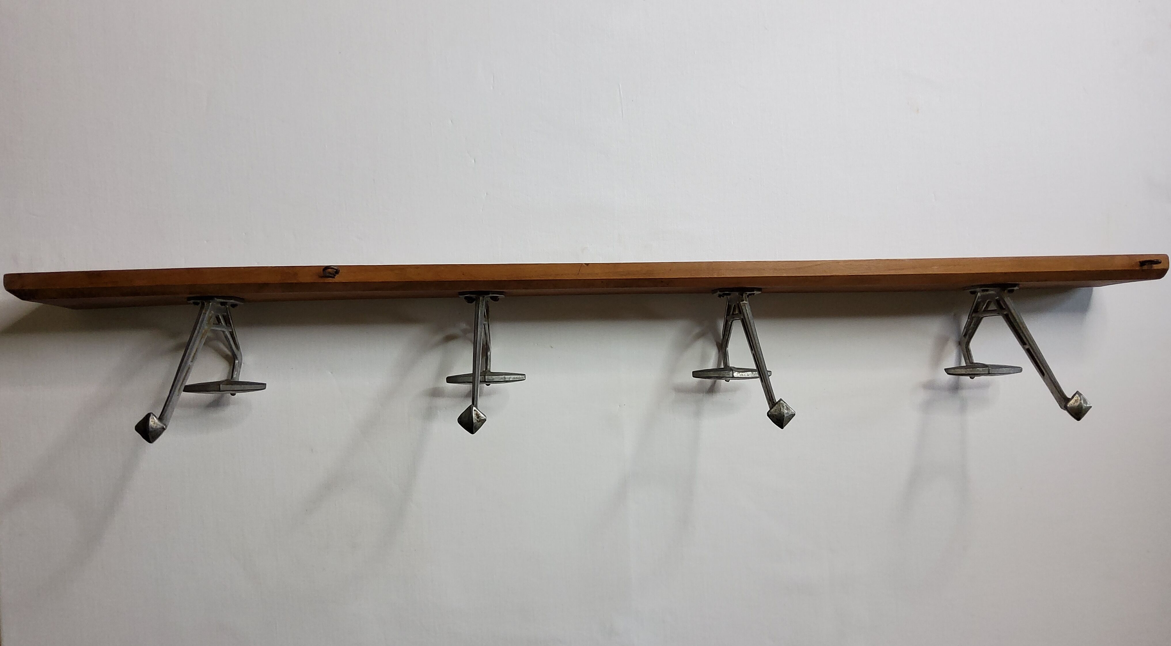 Portemanteau mural art déco en fonte d'aluminium et bois, 4 patères, 96 cm