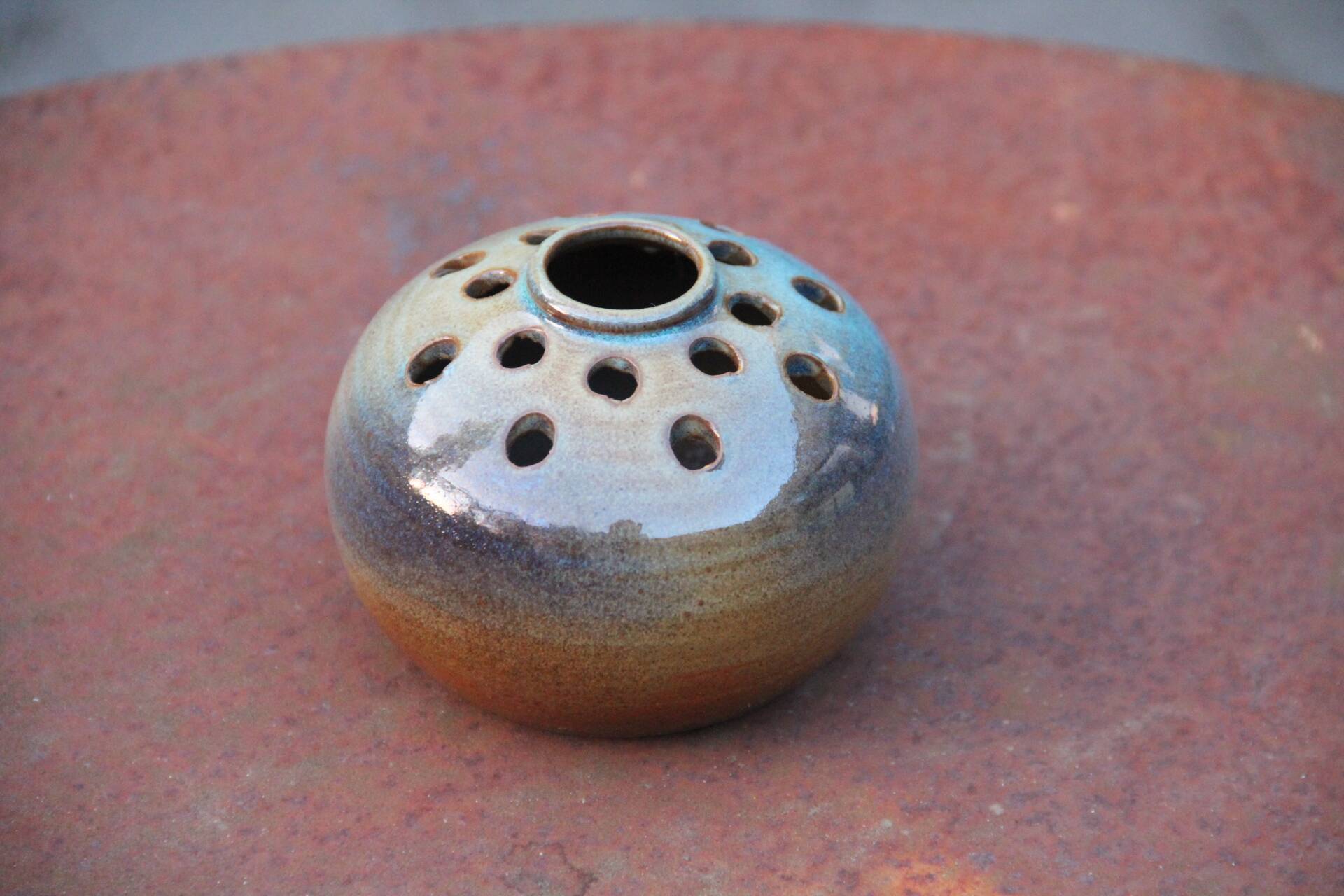 Boule pique-fleur en grès Accolay