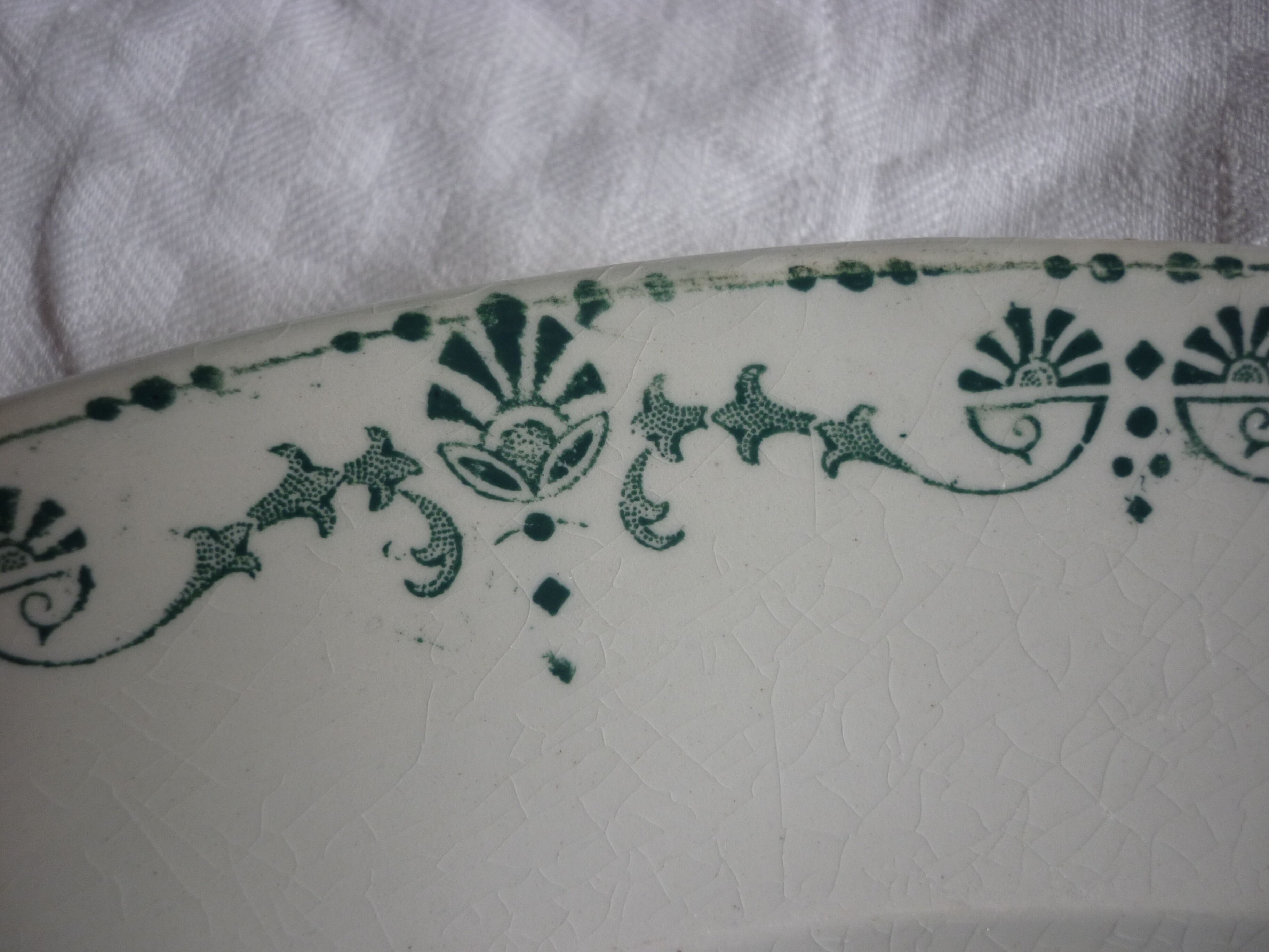 Flat oval faience of gien model Etruscan