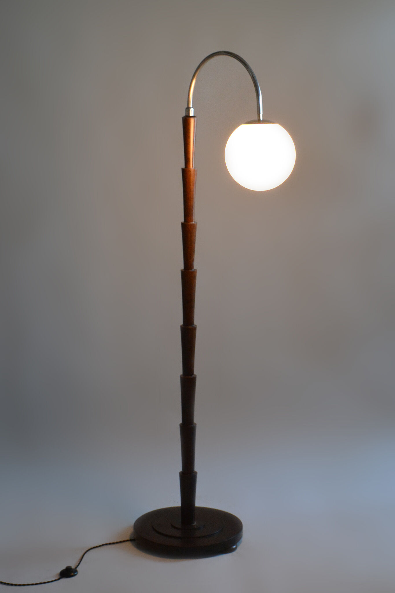 Lampadaire cubisme tchèque restauré, hêtre, acier chromé, Tchéquie, années 1920