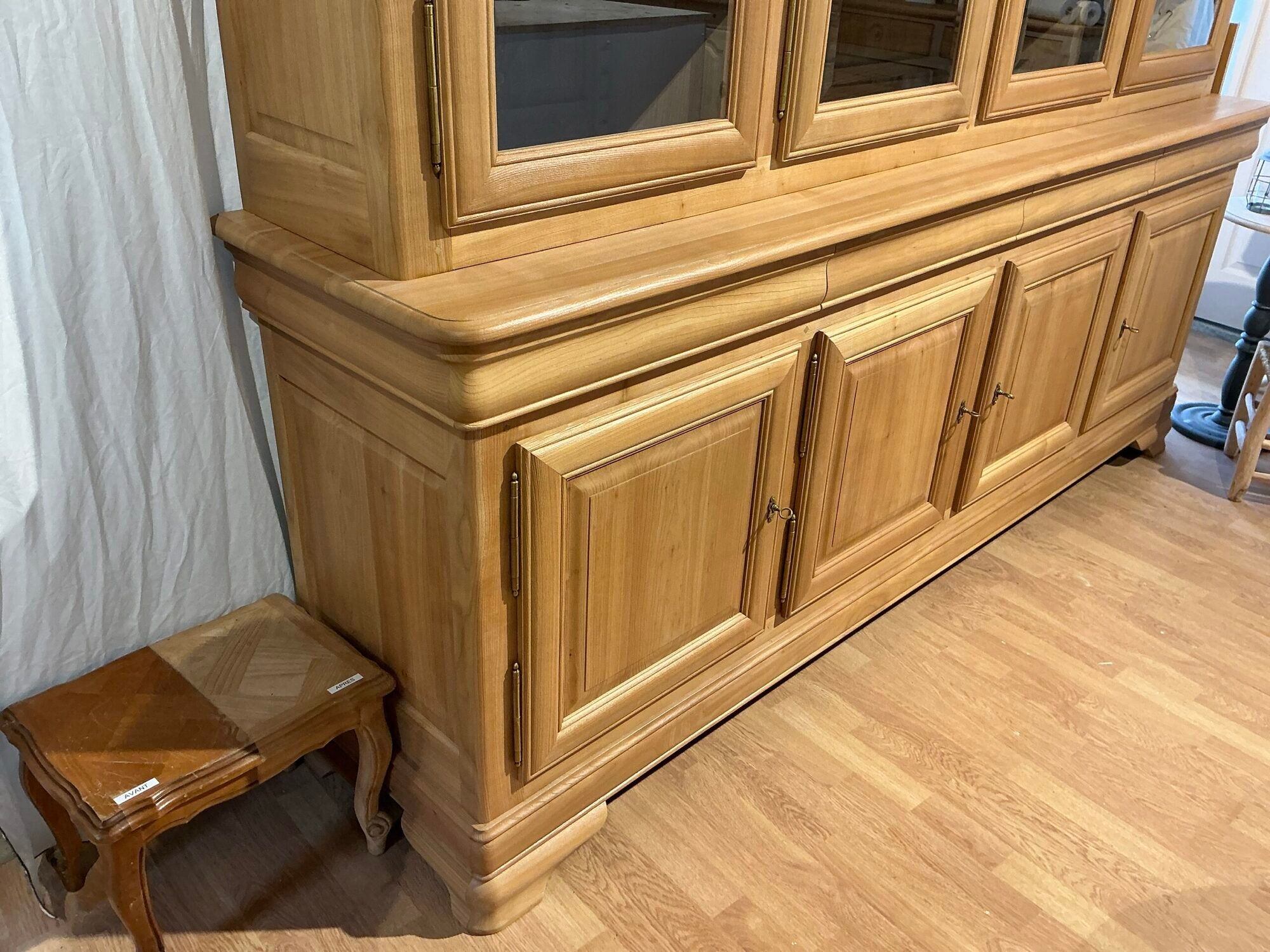 Display cabinet in solid cherry wood