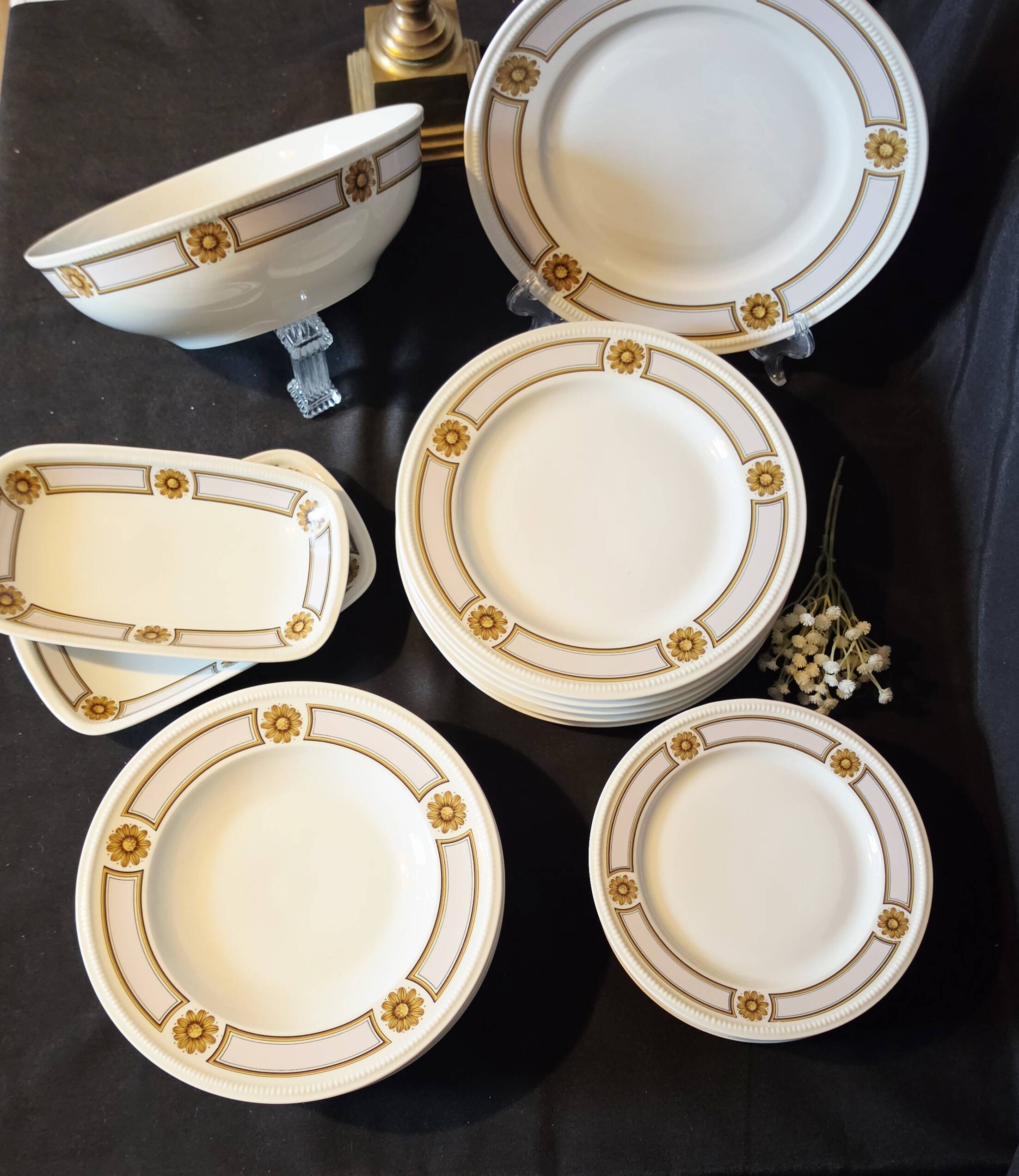 Limoges porcelain table service by Bernardaud, model "Trianon", 2