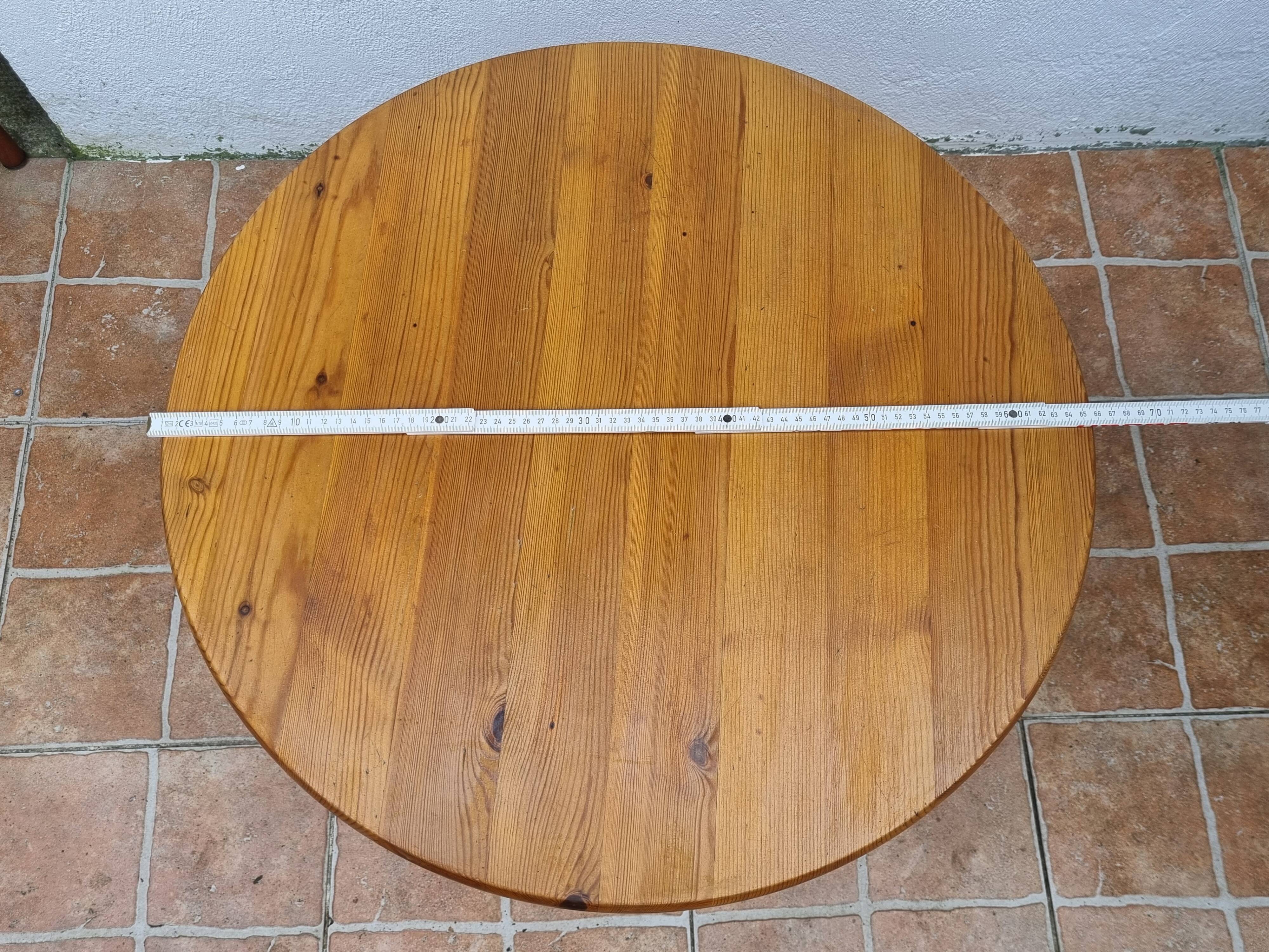 Table basse scandinave en pin massif piètement tripode style chalet suédois