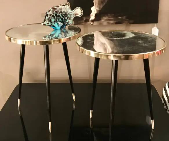 Round table Twist, high-gloss laminate and brass details, handmade, size M.