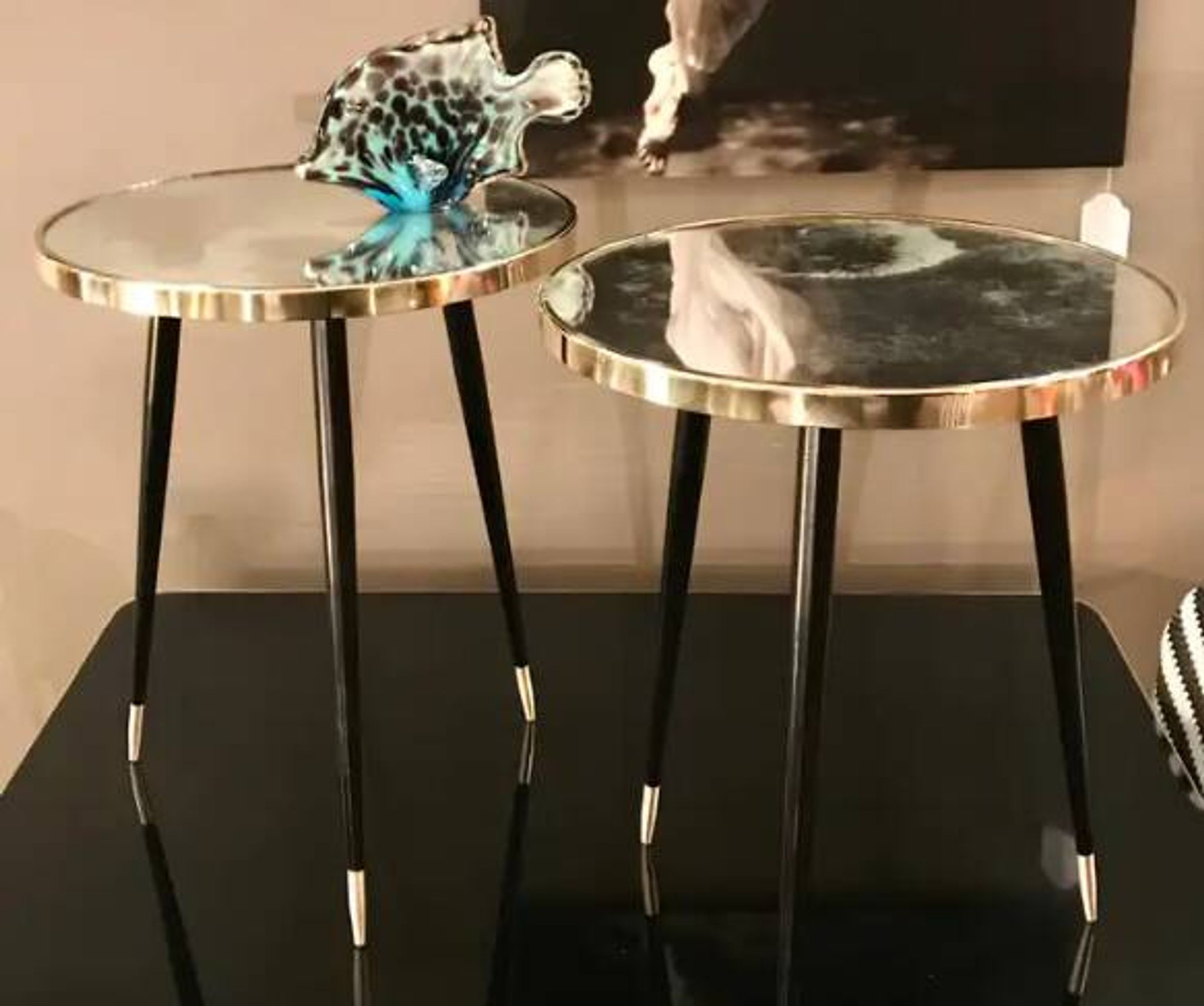 Round table Twist, high-gloss laminate and brass details, handmade, size M.
