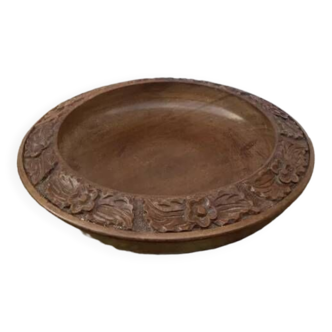 Round wooden dish carved with flowers