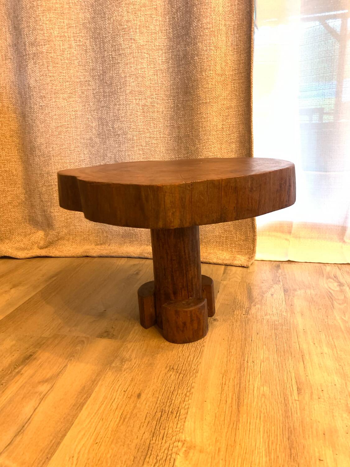 Table d’appoint en bois exotique
