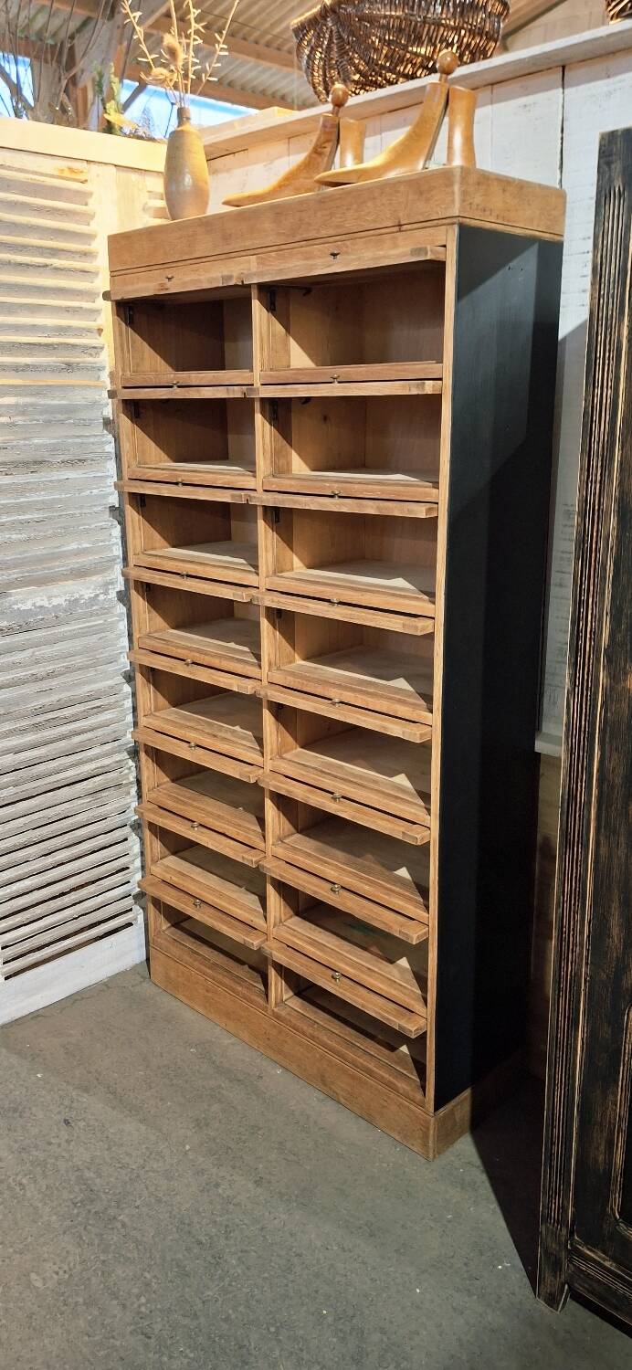 Trade cabinet with flaps