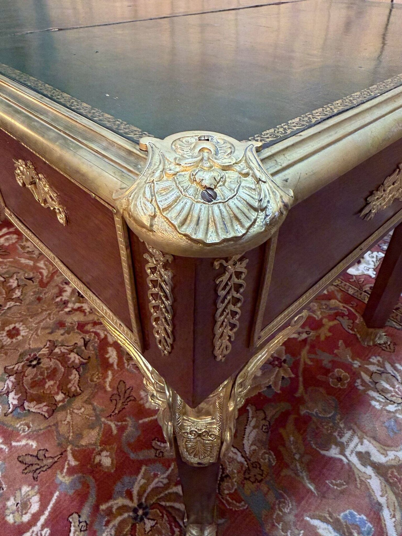 Bureau double plat de style empire en acajou et cuir vert