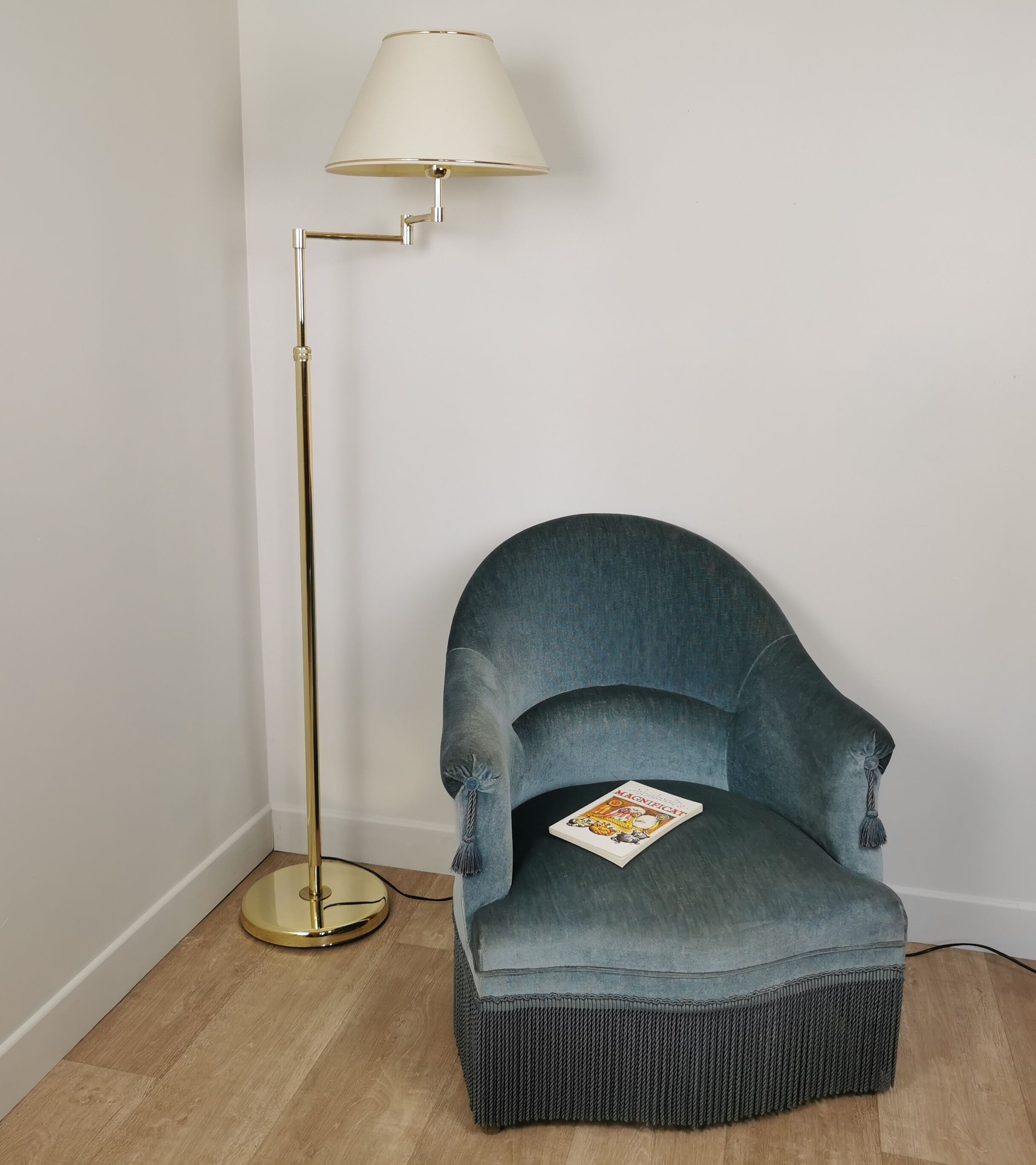 Articulated e-reader floor lamp