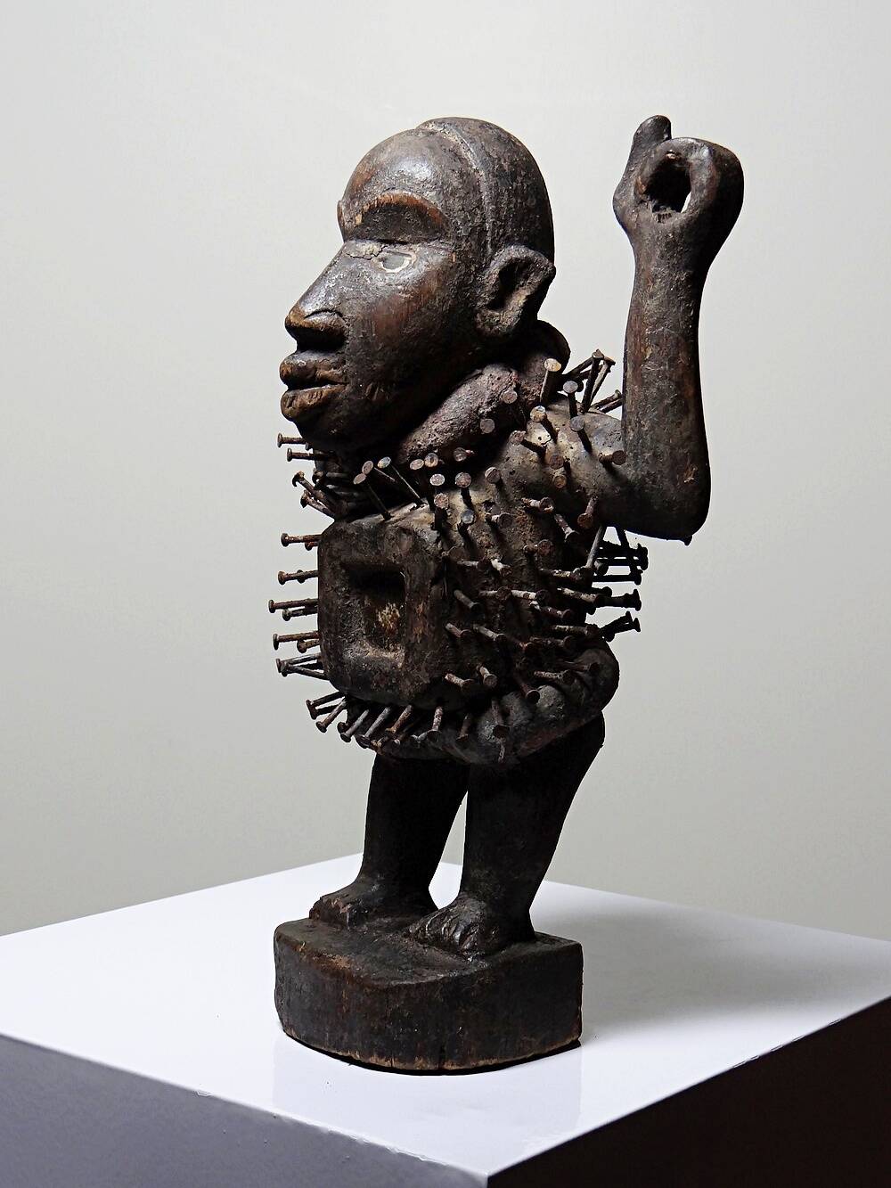 Fétiche à clous Nkisi Nkonde, peuple Kongo, Congo, milieu XXᵉ siècle