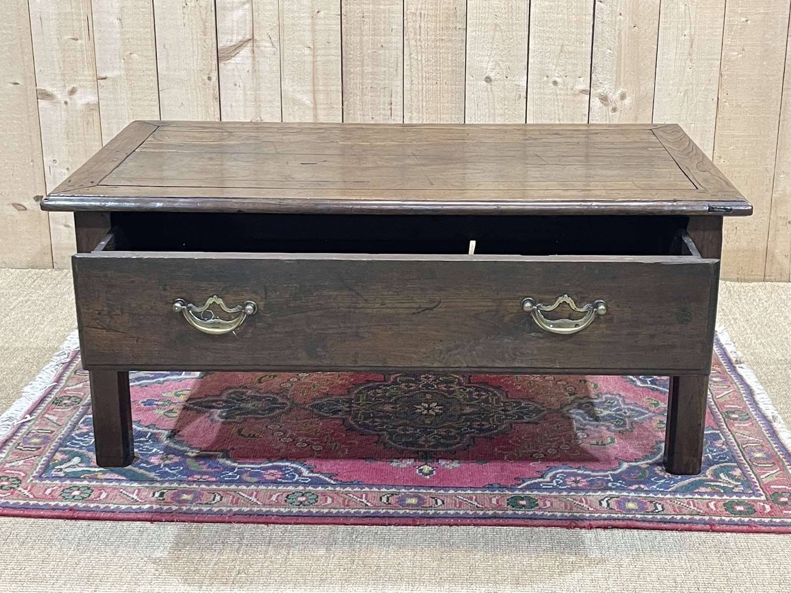 Table basse en chêne du 19ème avec un grand tiroir