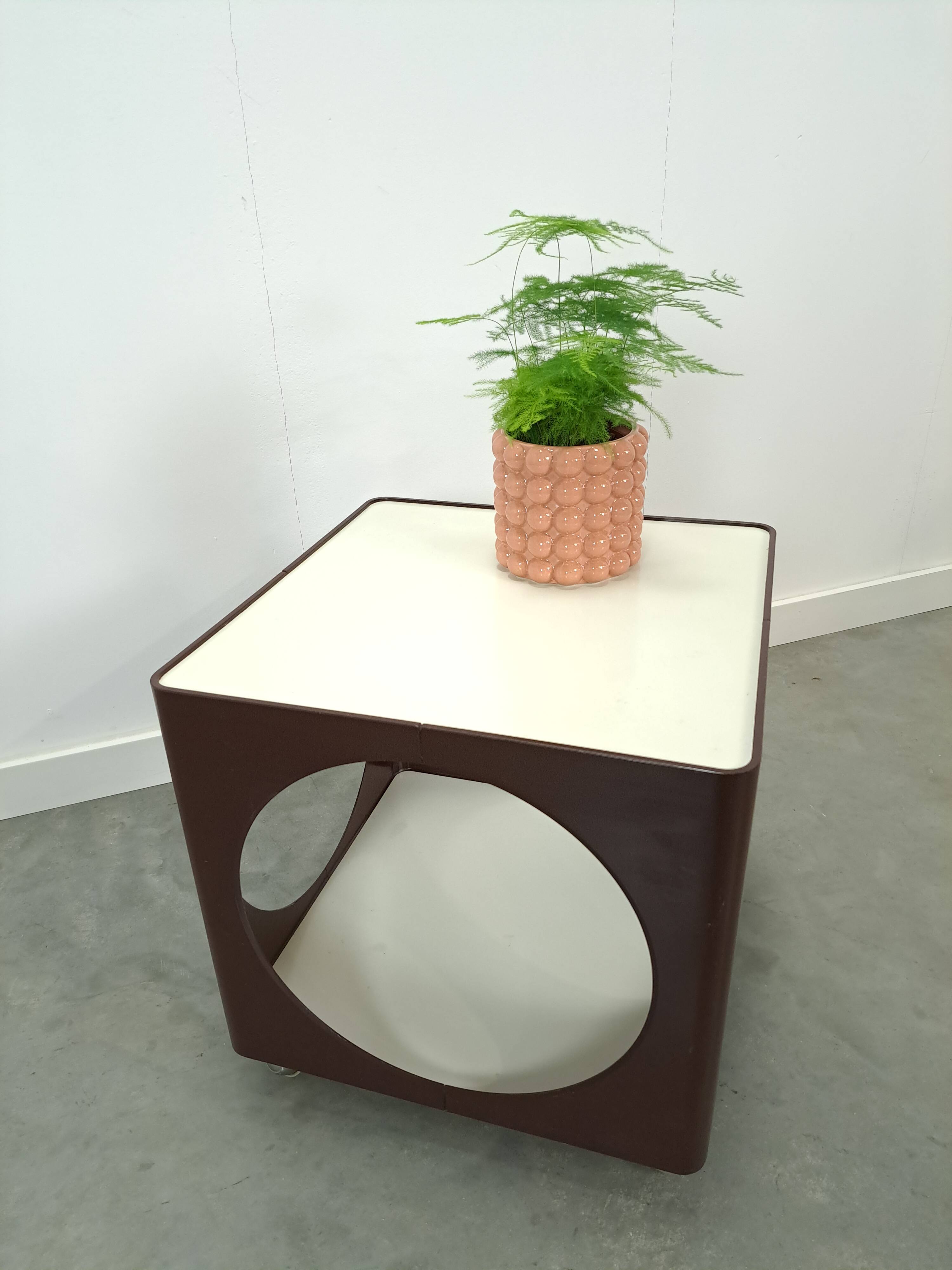 Kubus space age bruine kunststof tafel