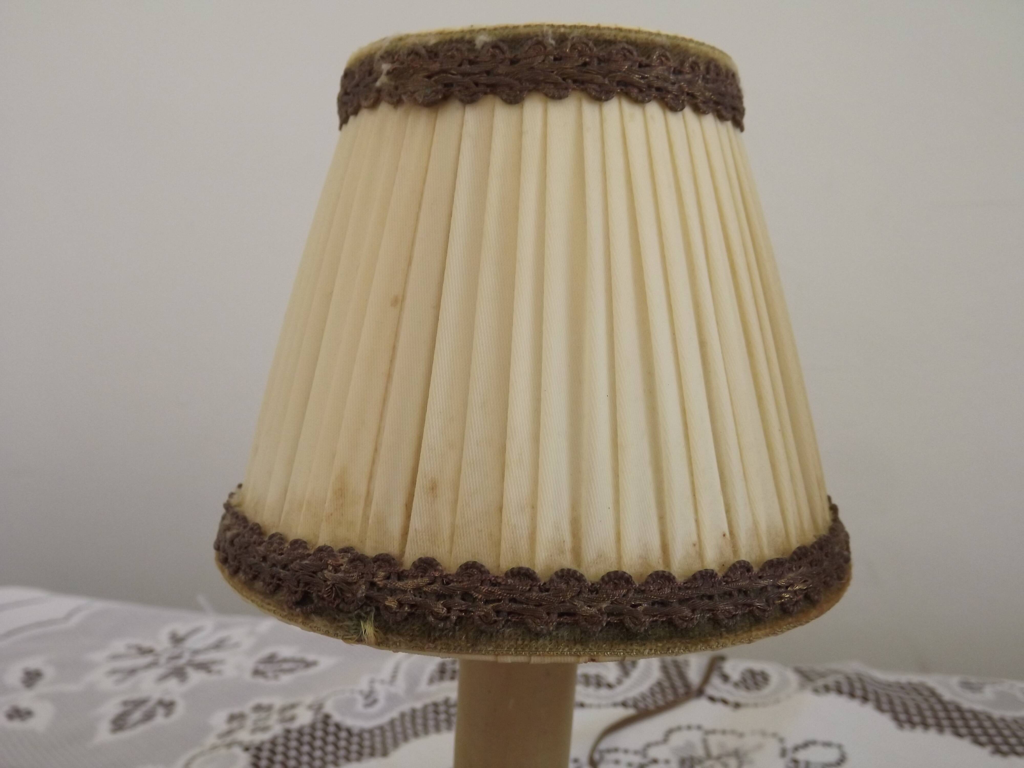 Paire de lampes candélabres vintage en bronze avec abat-jours en tissu plissé, France